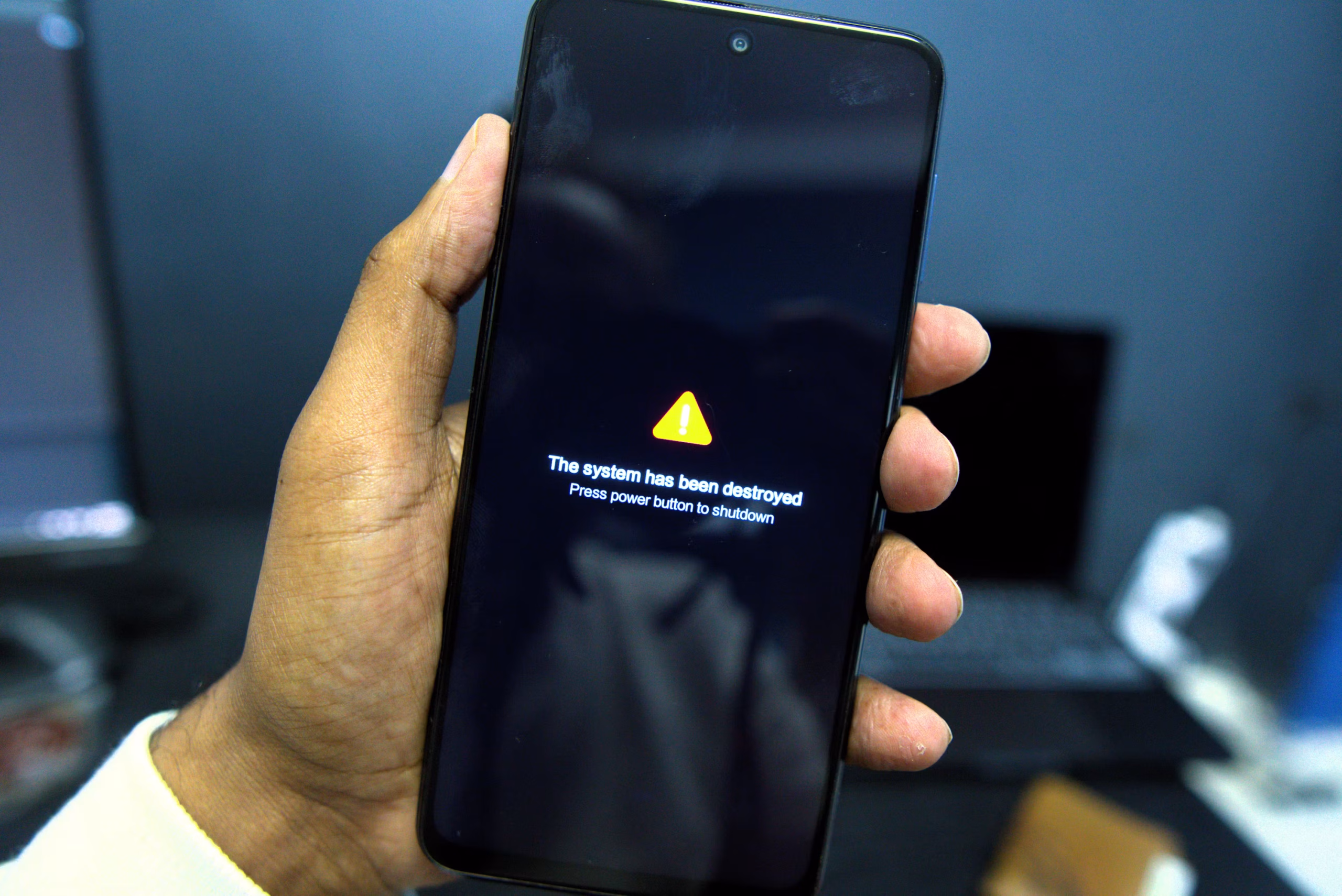 スマートフォンにシステムエラーが表示されているイメージ