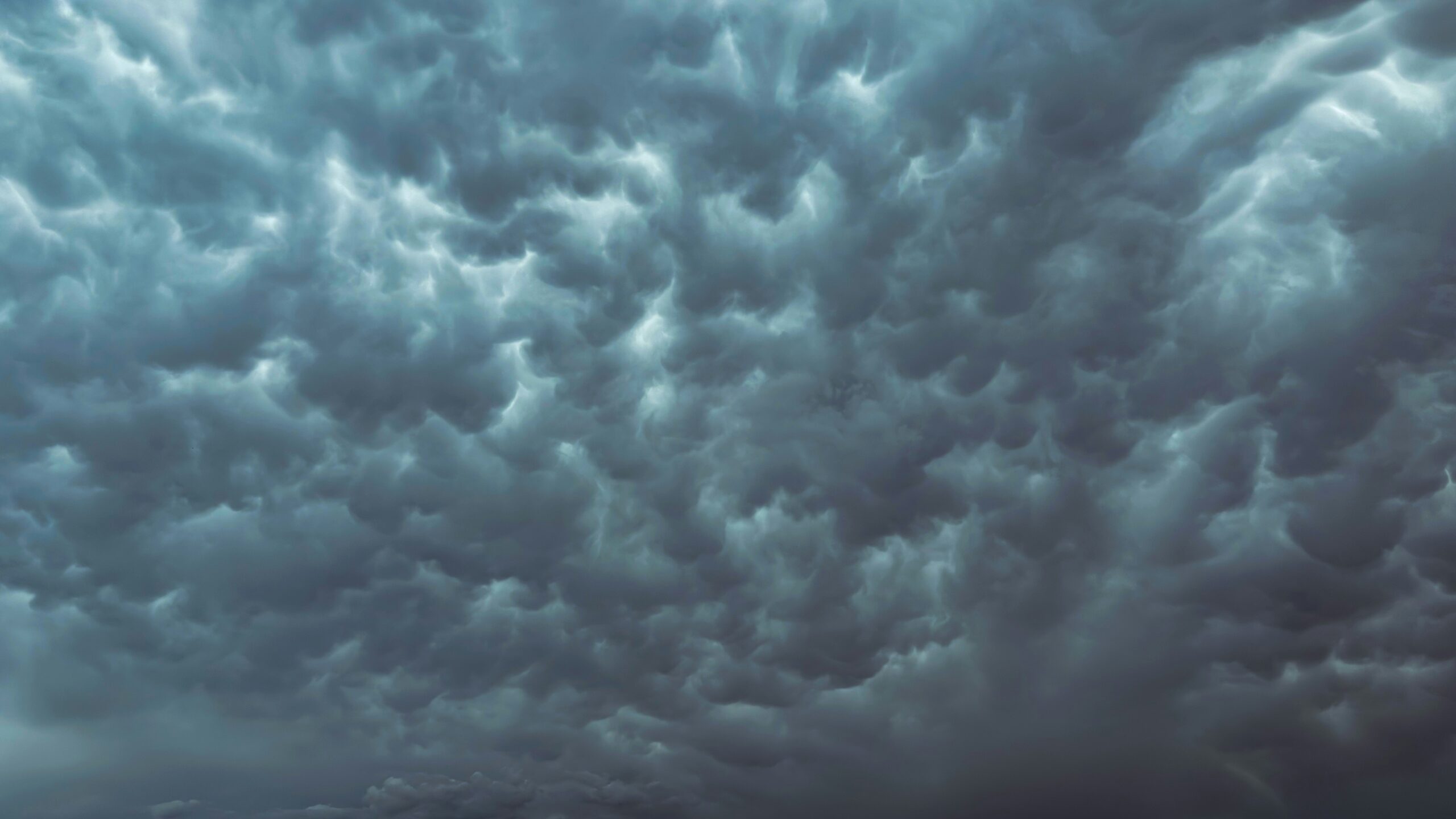 日本の空に広がる発達した積乱雲(イメージ)