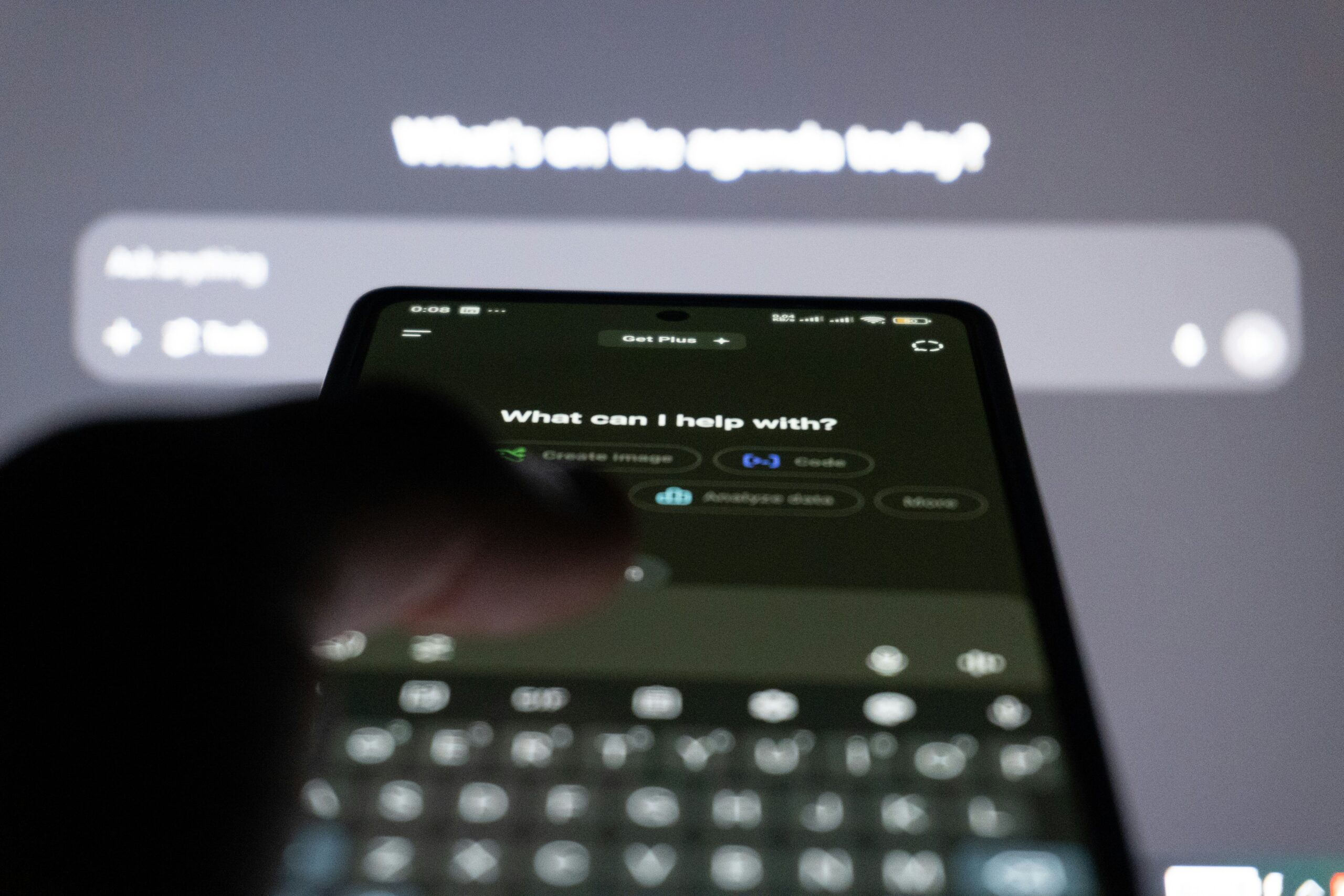 スマートフォンでAIチャットボットを操作する人