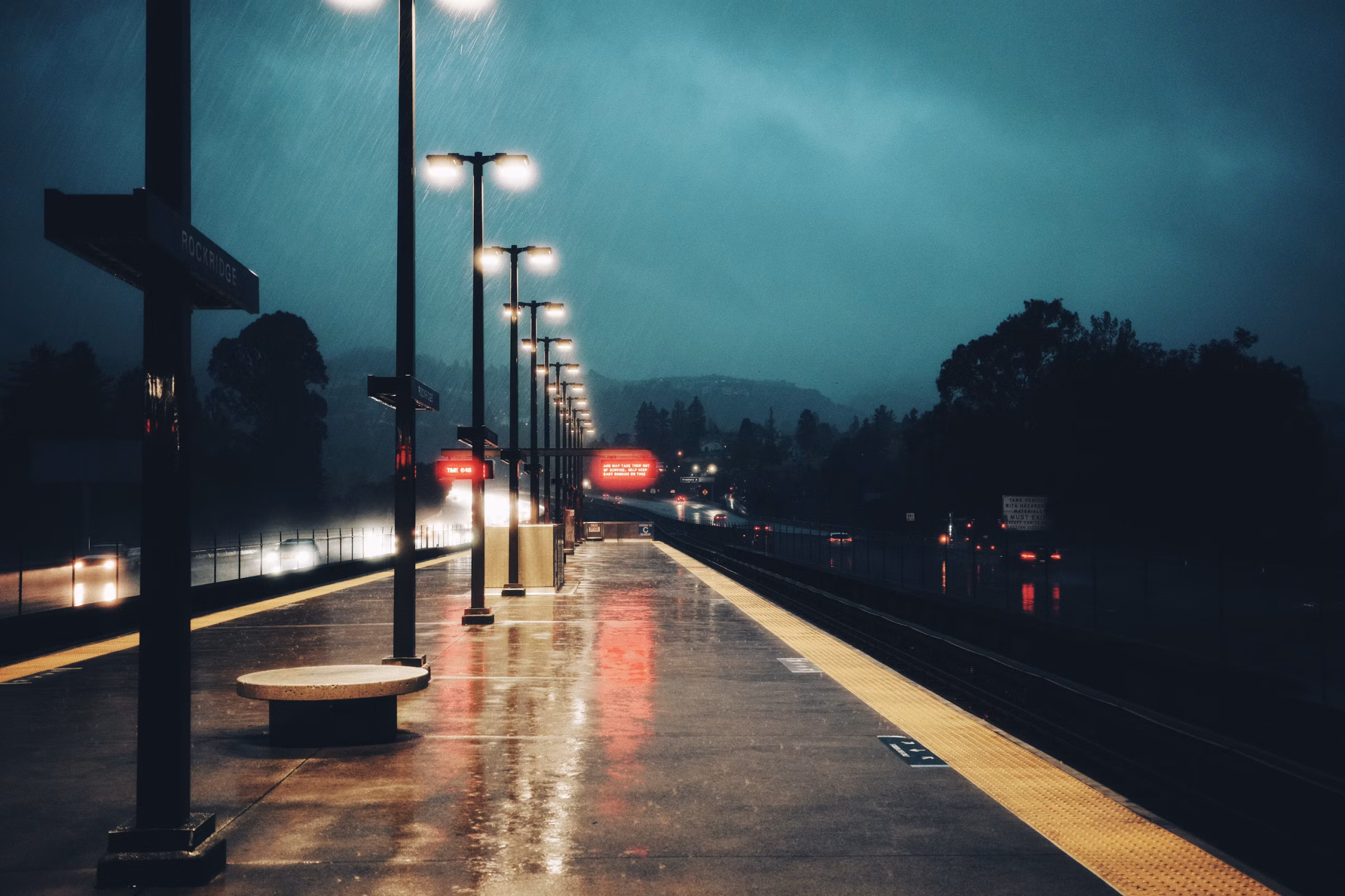 雨の夜、無人の駅ホーム