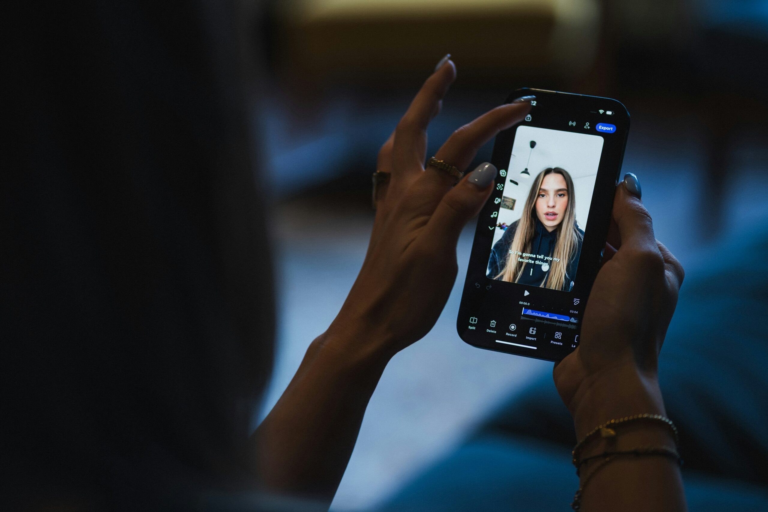 スマートフォンで動画を視聴する人のイメージ