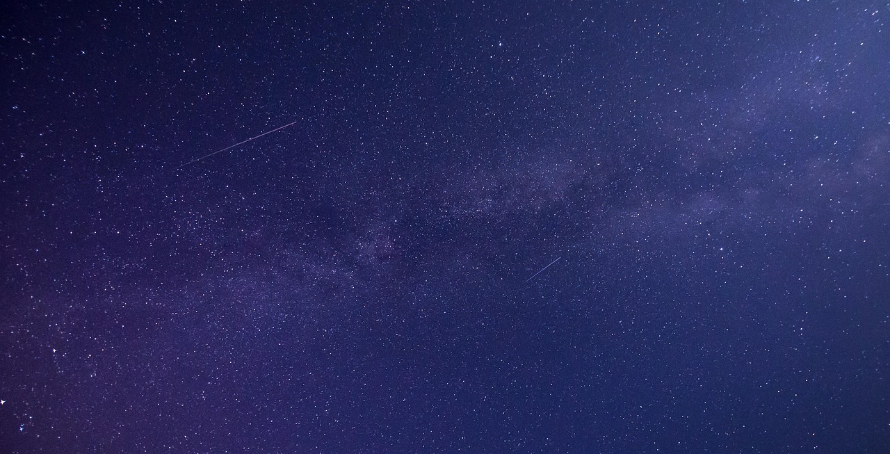 夜空いっぱいに広がる天の川と星空の風景