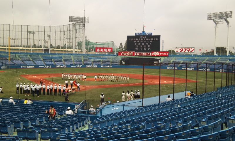 フォークボールを握る投手の手元