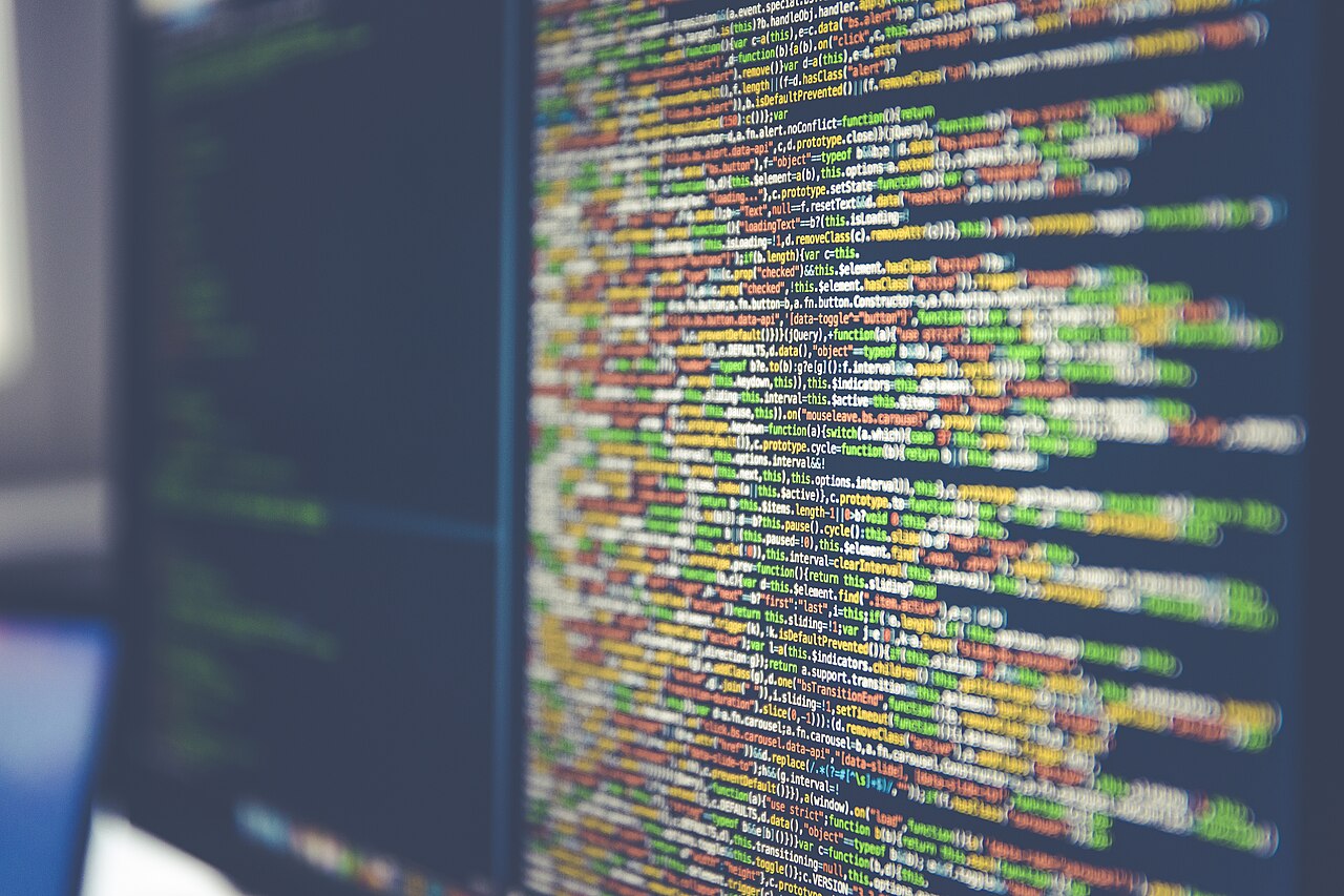 モニターに表示されたソースコード