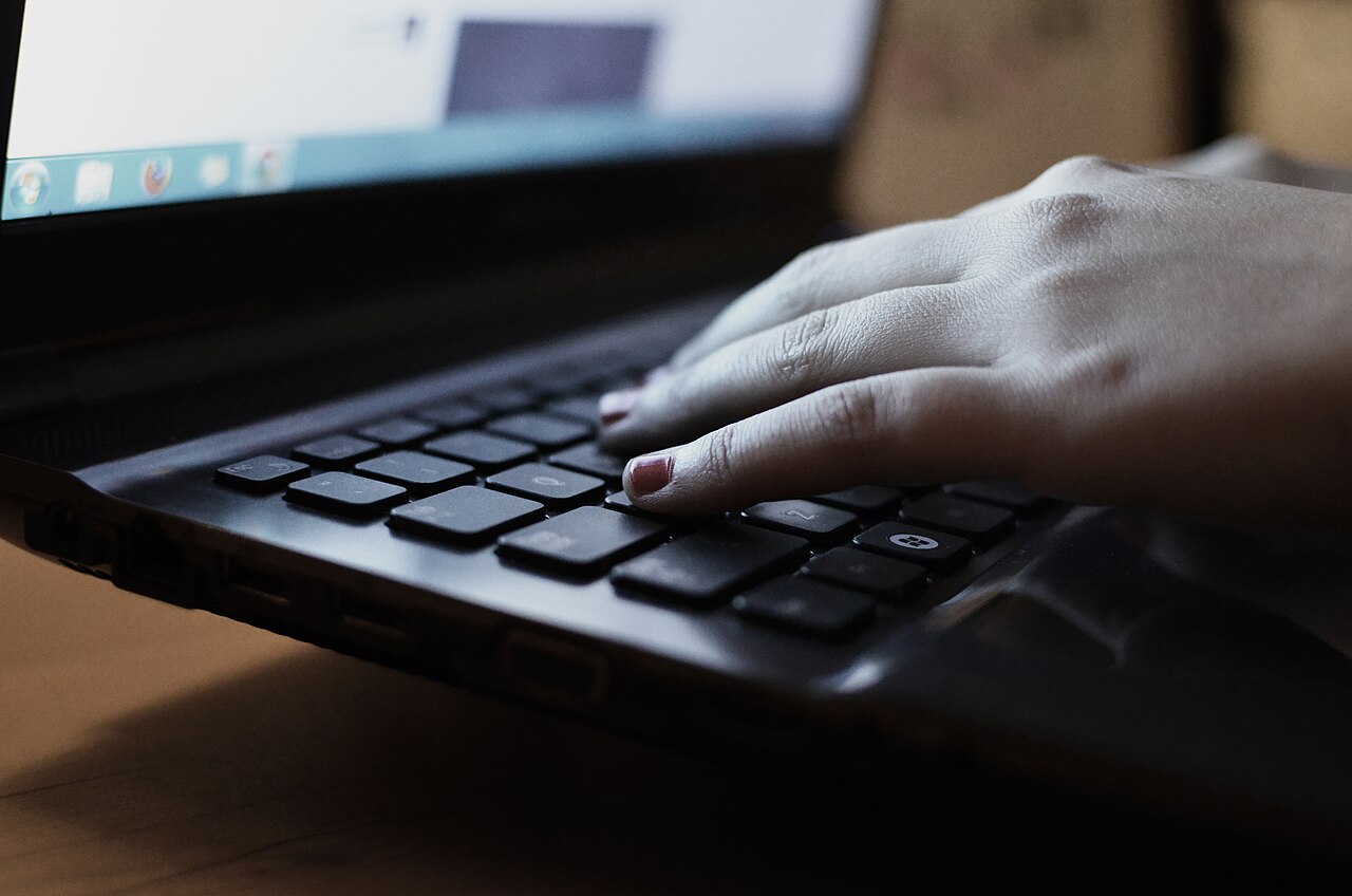 ノートパソコンで操作している手元のイメージ