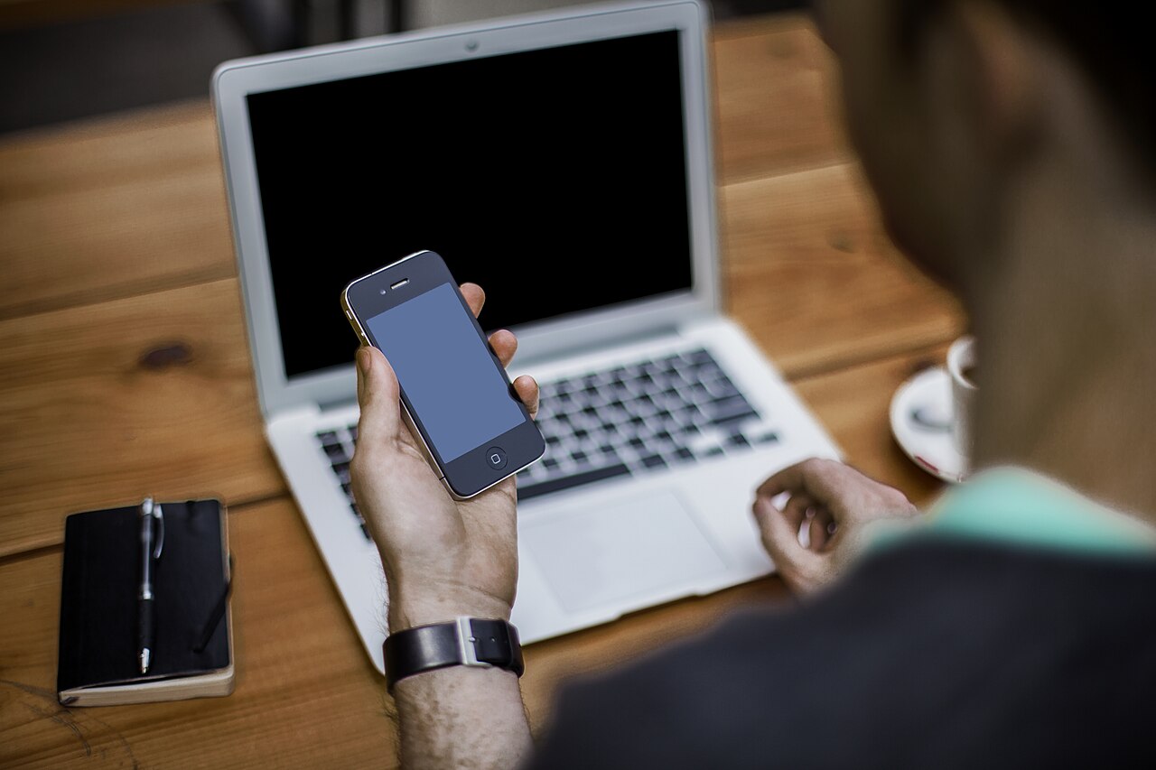 スマートフォンとノートパソコンでオンライン手続きをしている様子