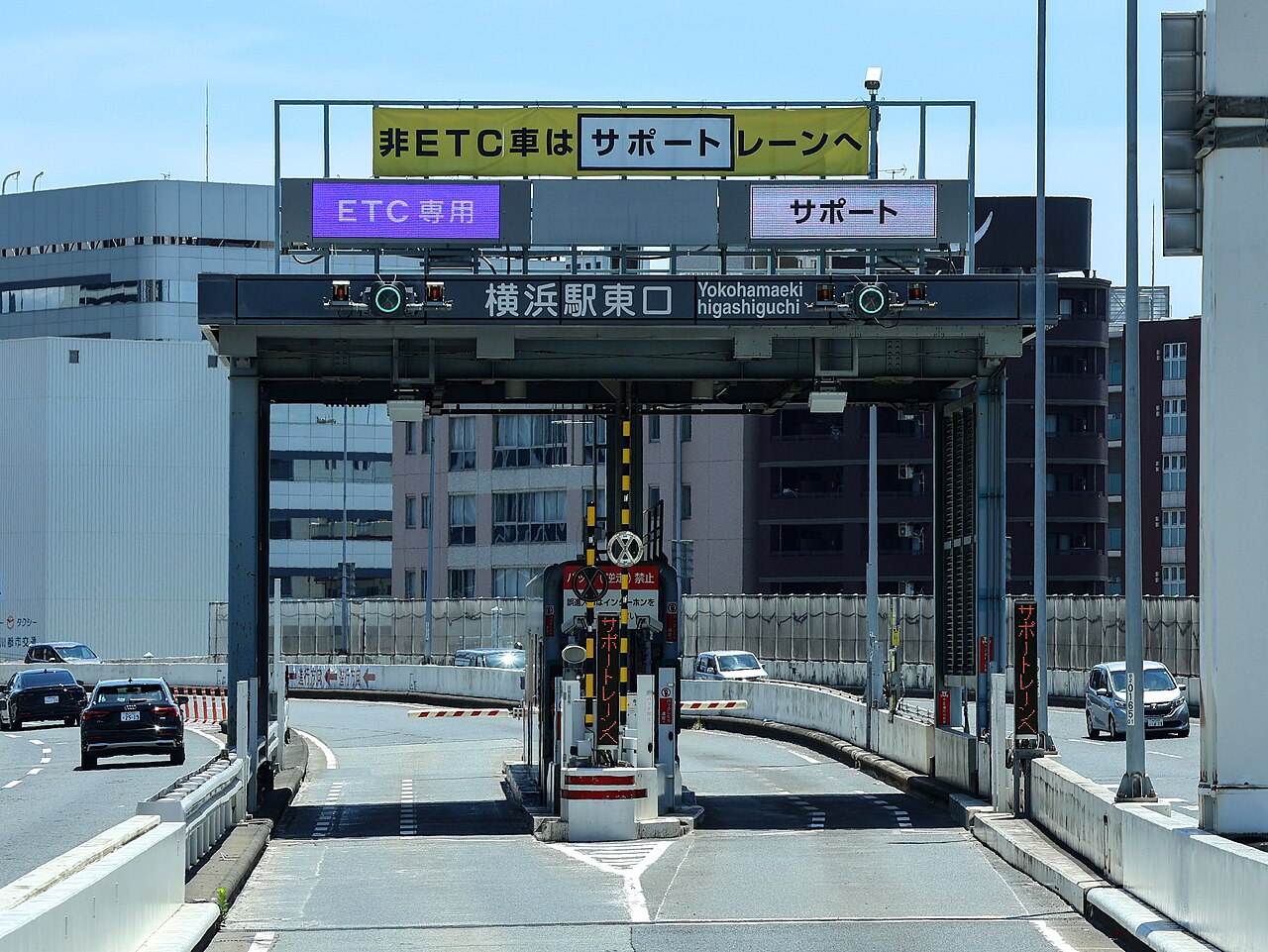 首都高速の横浜駅東料金所のETCレーン