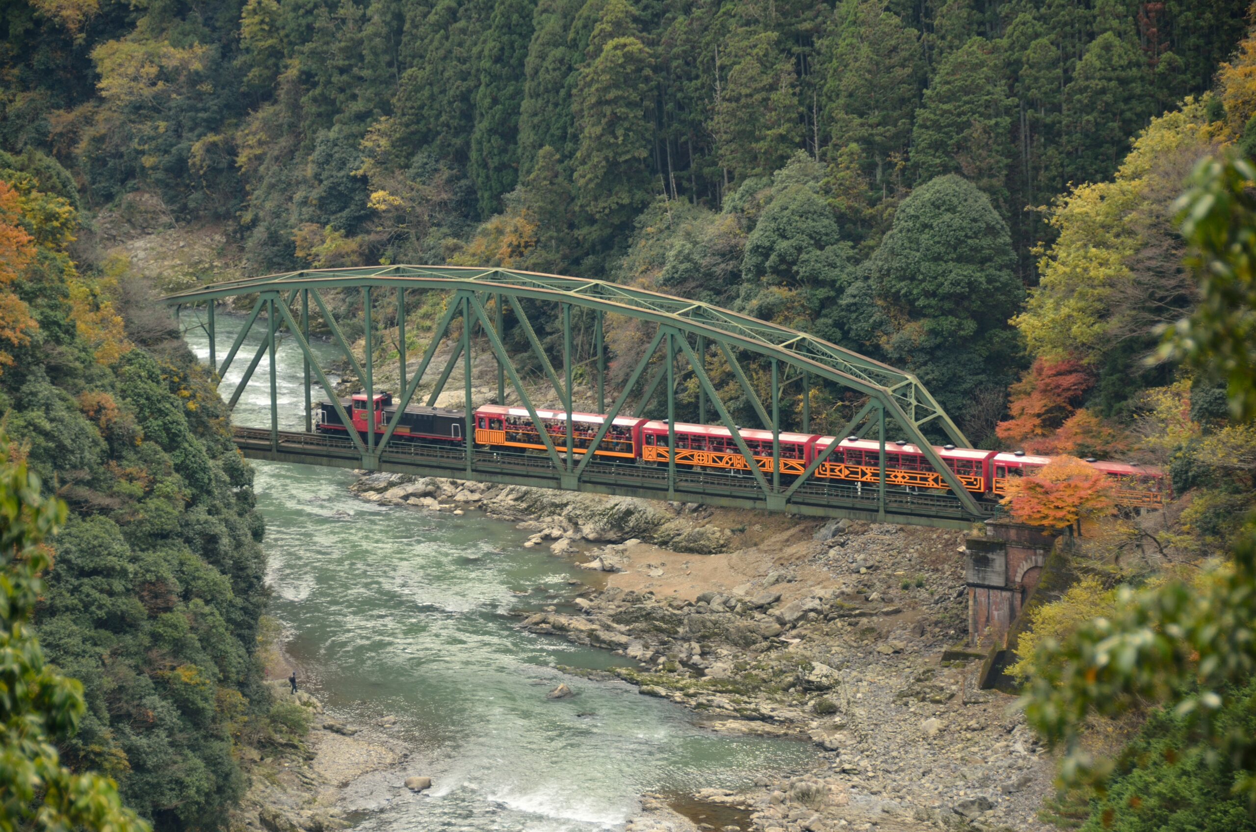保津川橋梁付近の紅葉と嵯峨野観光鉄道の景観
