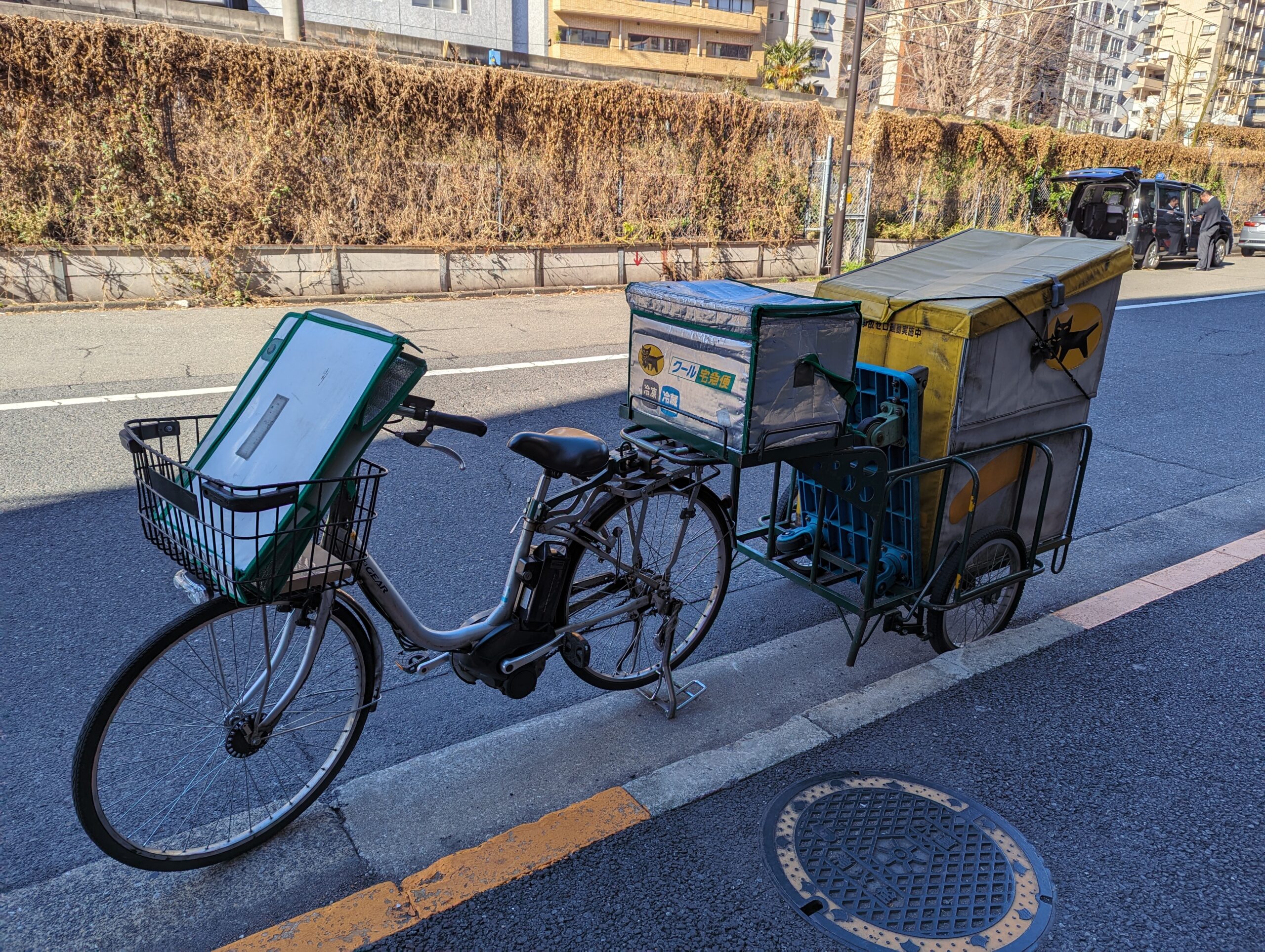東京の街中を走る配送用自転車