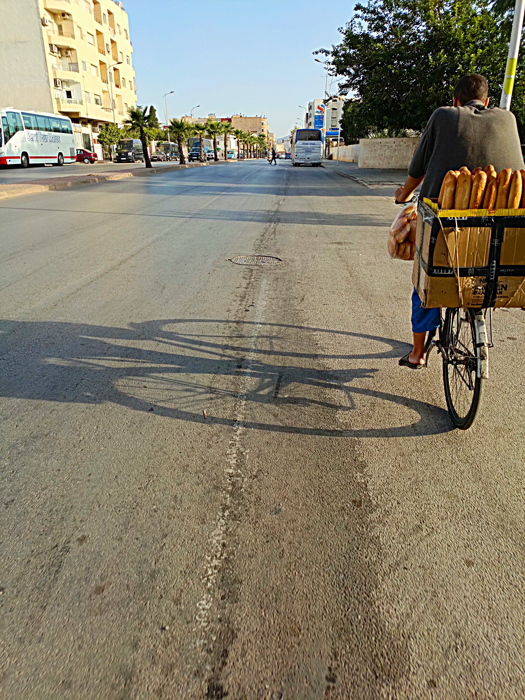 自転車で商品を配送する配達員
