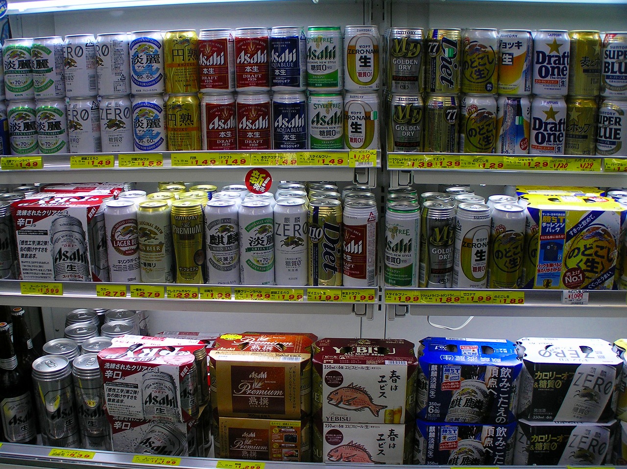 ディスカウントストアの棚に並ぶ缶ビール