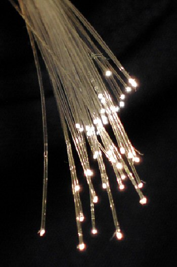 光ファイバーのイメージ(出典: BigRiz, CC BY-SA 3.0, via Wikimedia Commons)