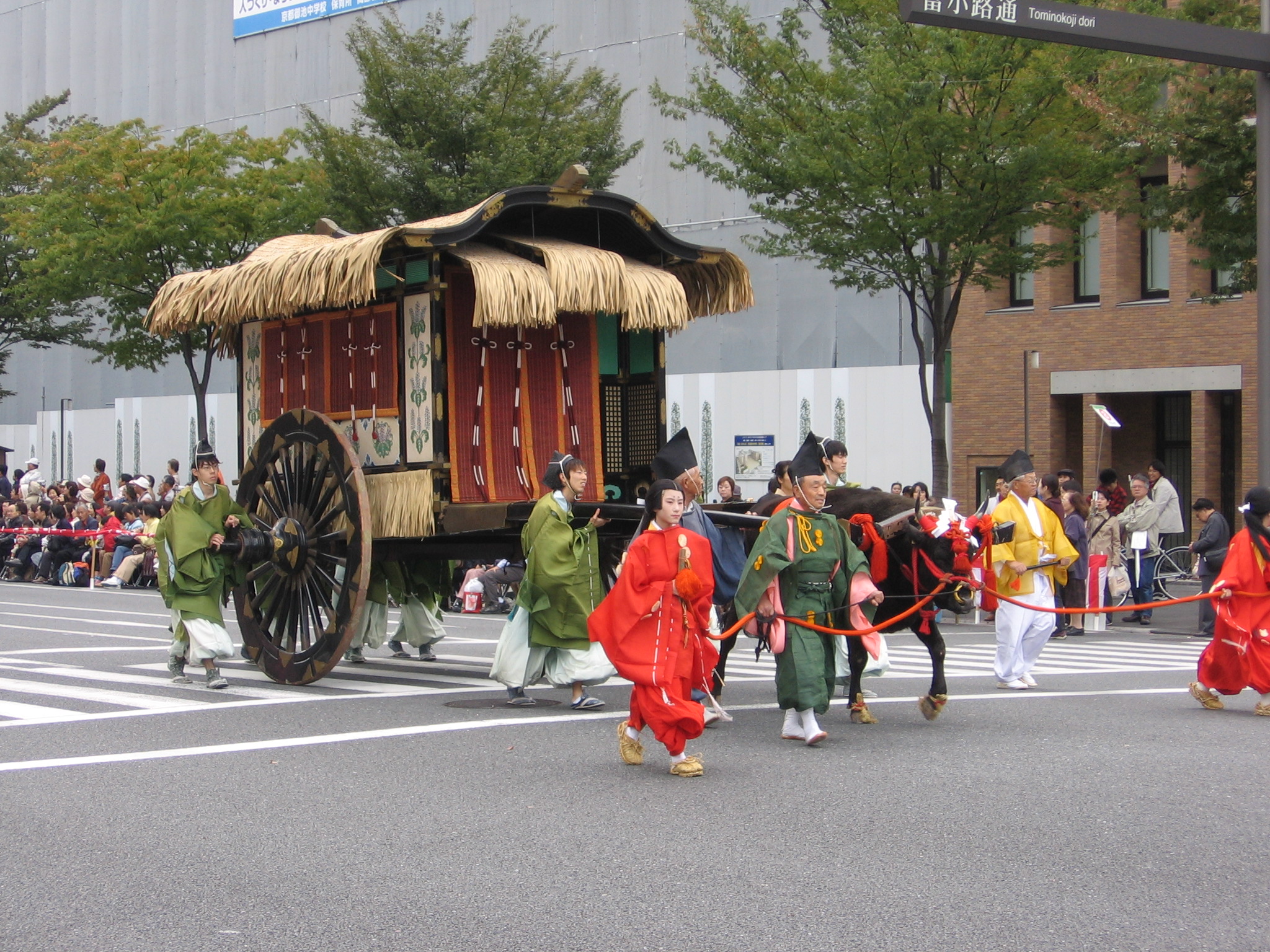 時代祭の時代行列が都大路を進む様子