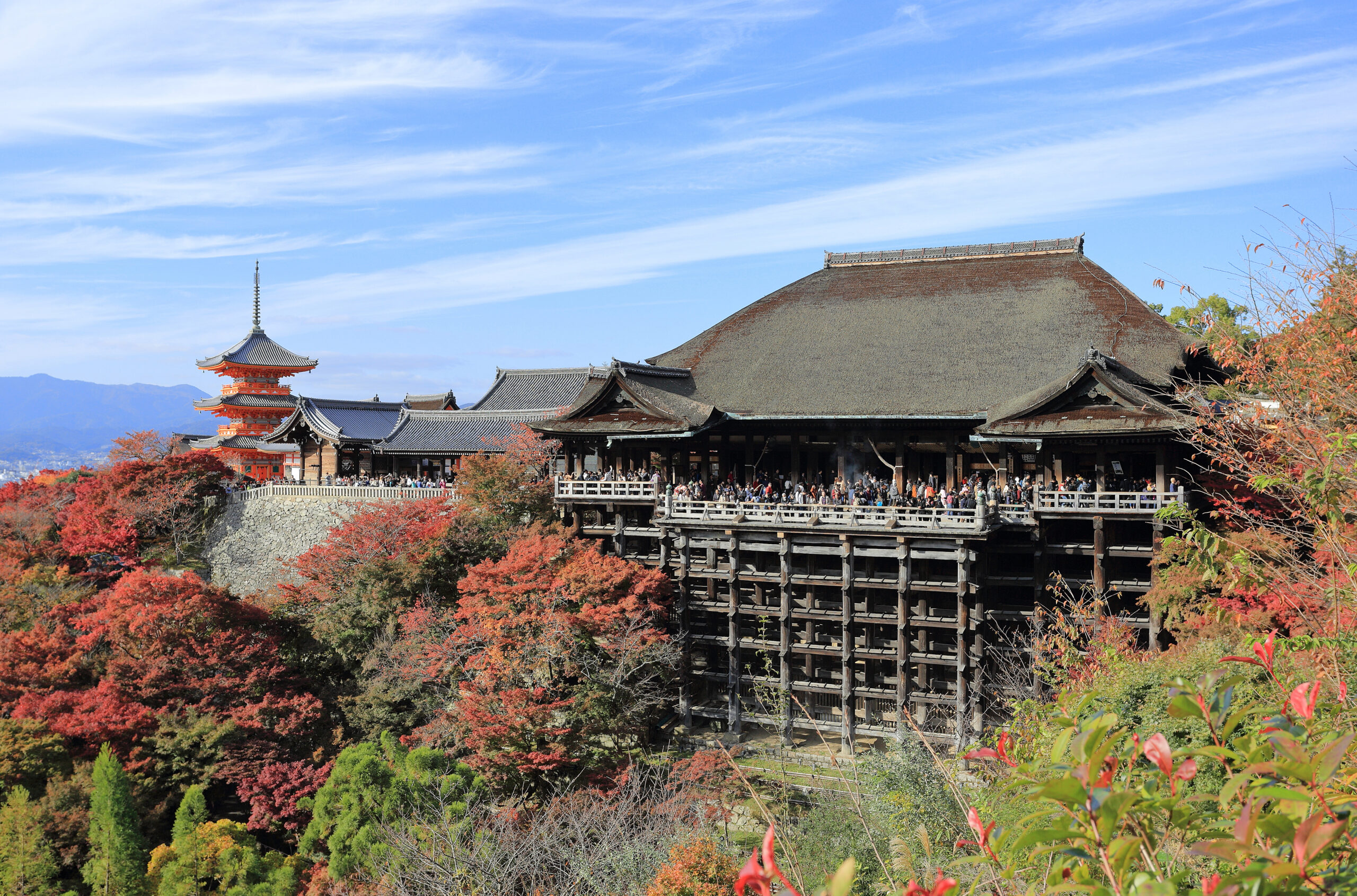 紅葉の時期の清水寺本堂周辺