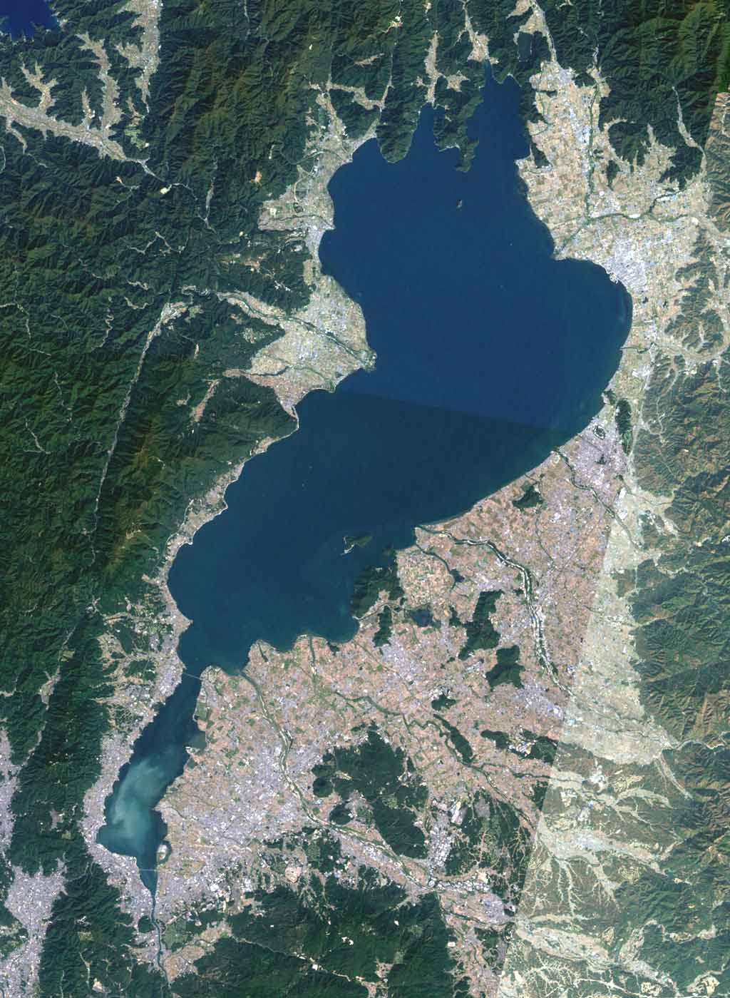 衛星画像で見た琵琶湖の北湖と南湖