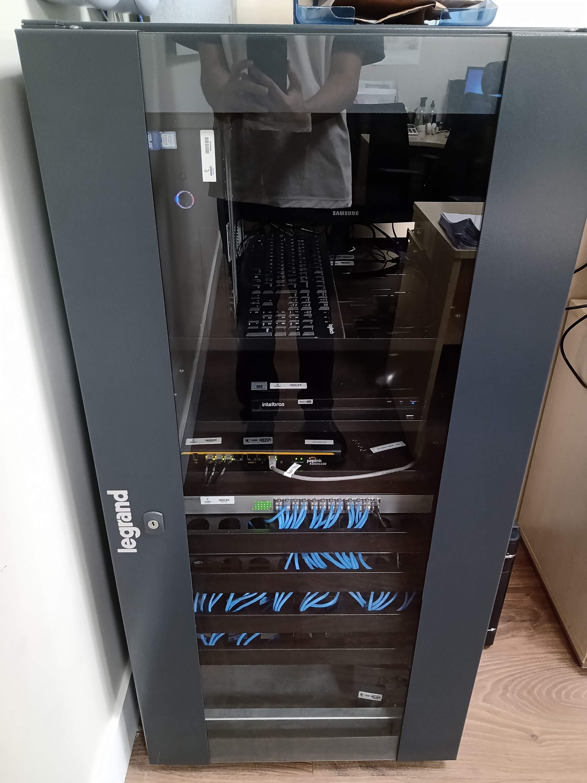 仮想マシンやRDS基盤を運用するサーバーラック