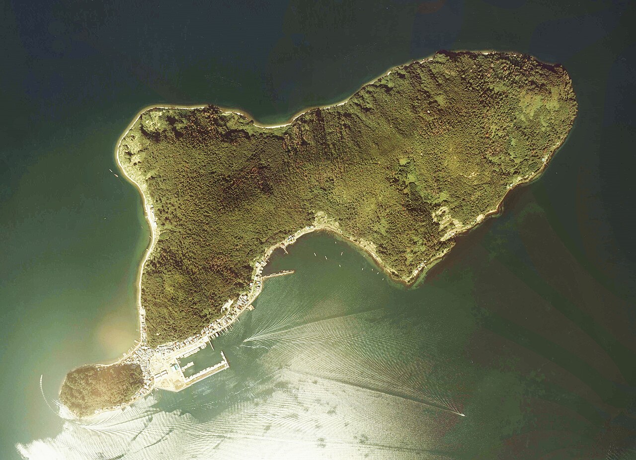 琵琶湖の沖島周辺を上空から見た写真