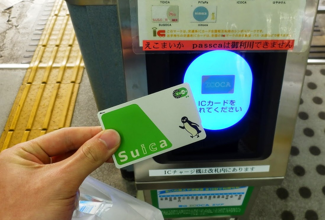 Suicaをタッチする様子