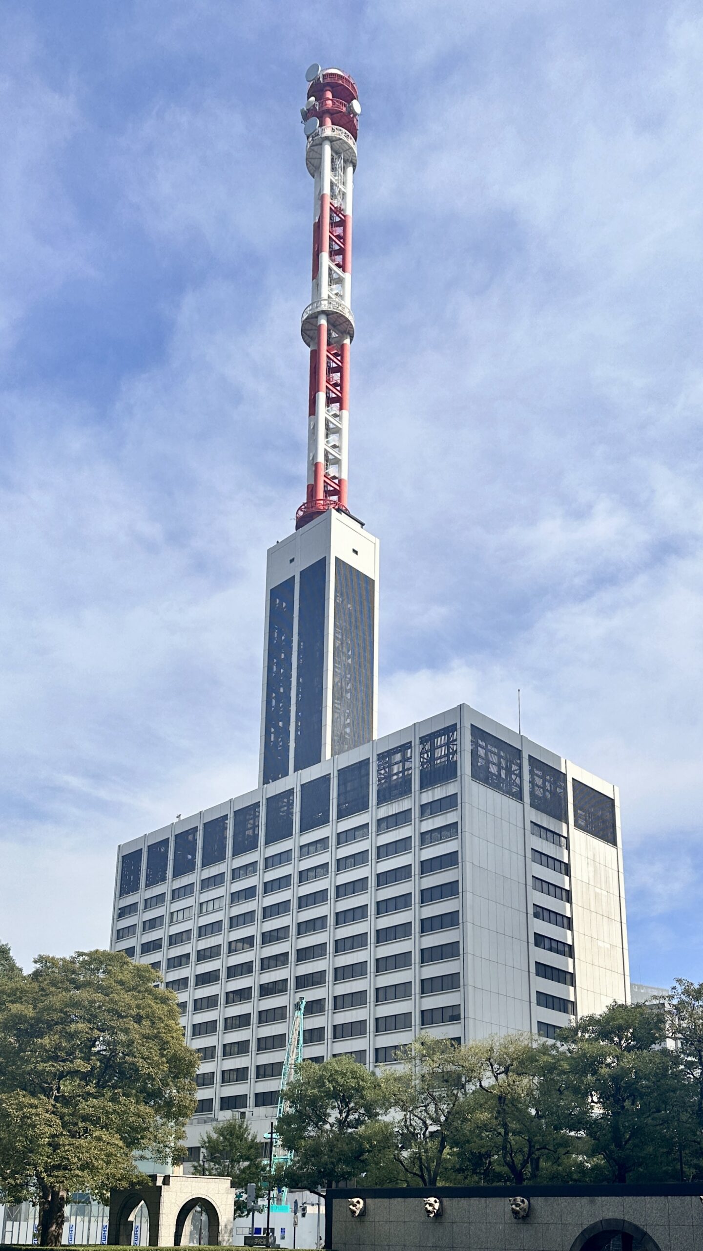 東京電力本社ビル(東京都千代田区)。電気・ガス料金支援の終了で、家庭向けの電気料金は実質的に値上がりする