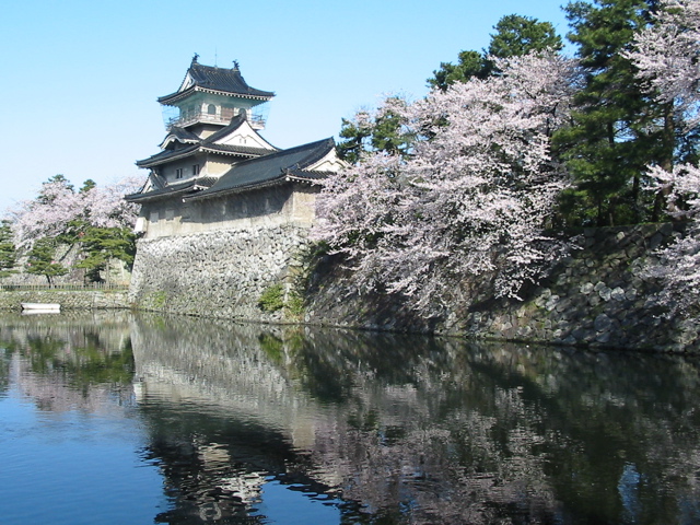 富山城(現在の建物は1954年再建の模擬天守)