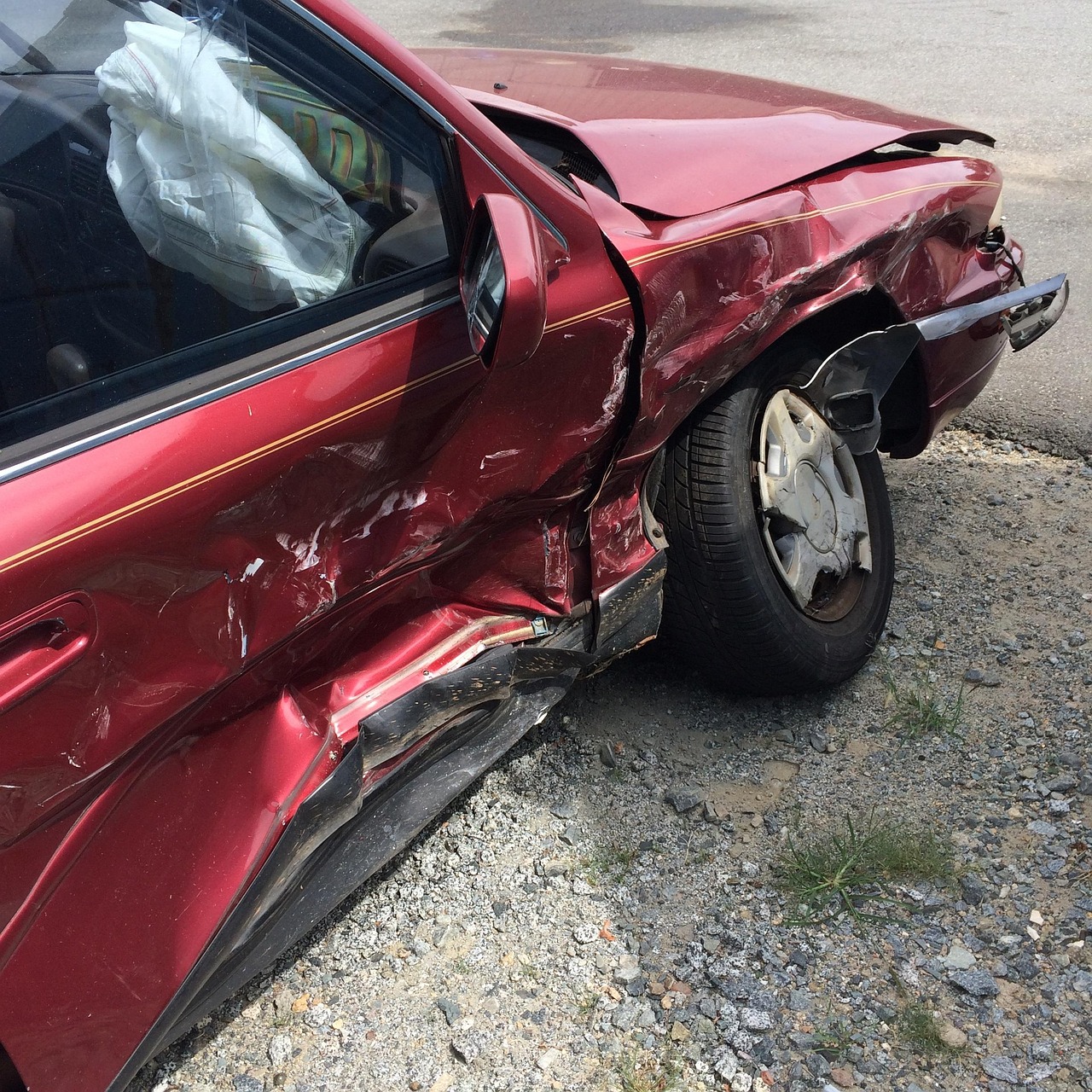 事故で損傷した車のフロント部分
