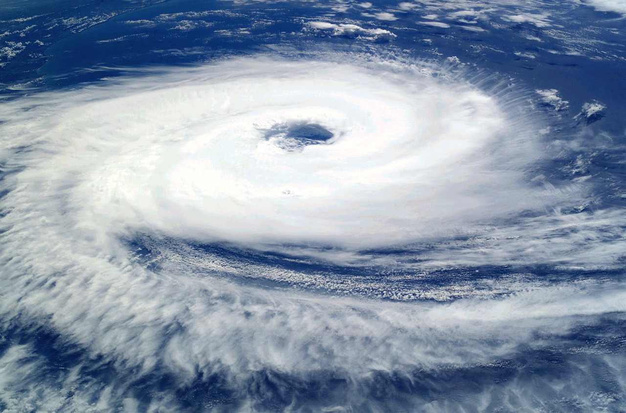 渦を巻く雲と台風の目が写った衛星画像