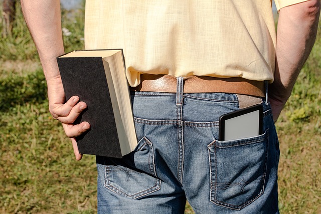 紙の本と電子書籍リーダーを持ち歩く人