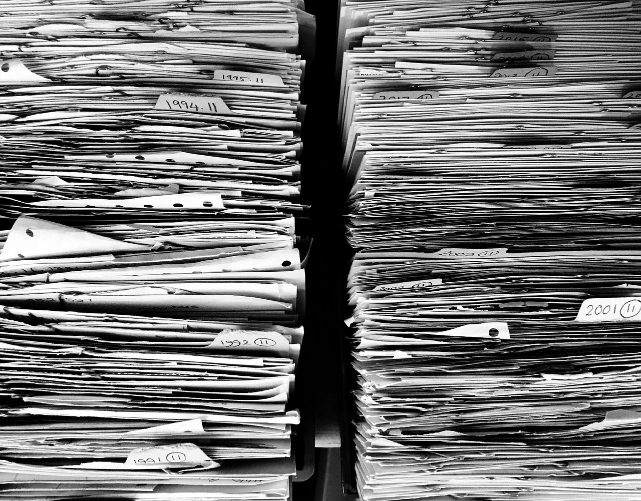 申請書類を紙で準備するイメージ