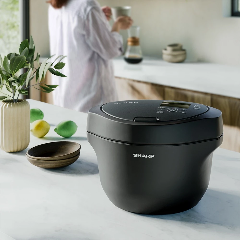 キッチンカウンターに置かれたヘルシオ ホットクック pro KN-HW24K本体