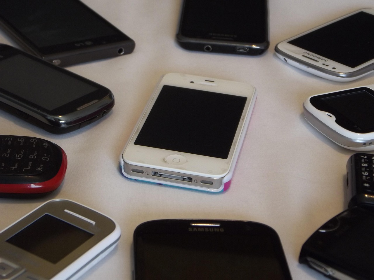 スマートフォンを持つ人物