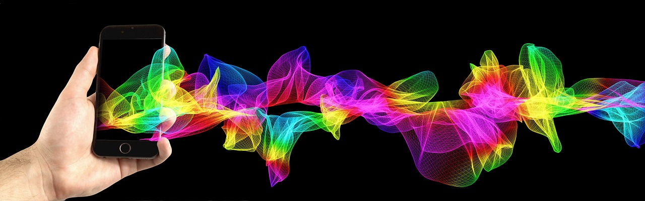 スマートフォンを手に持って操作している様子