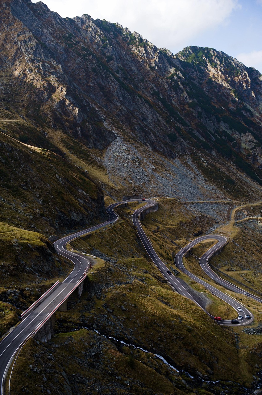 山あいを走る高速道路の風景