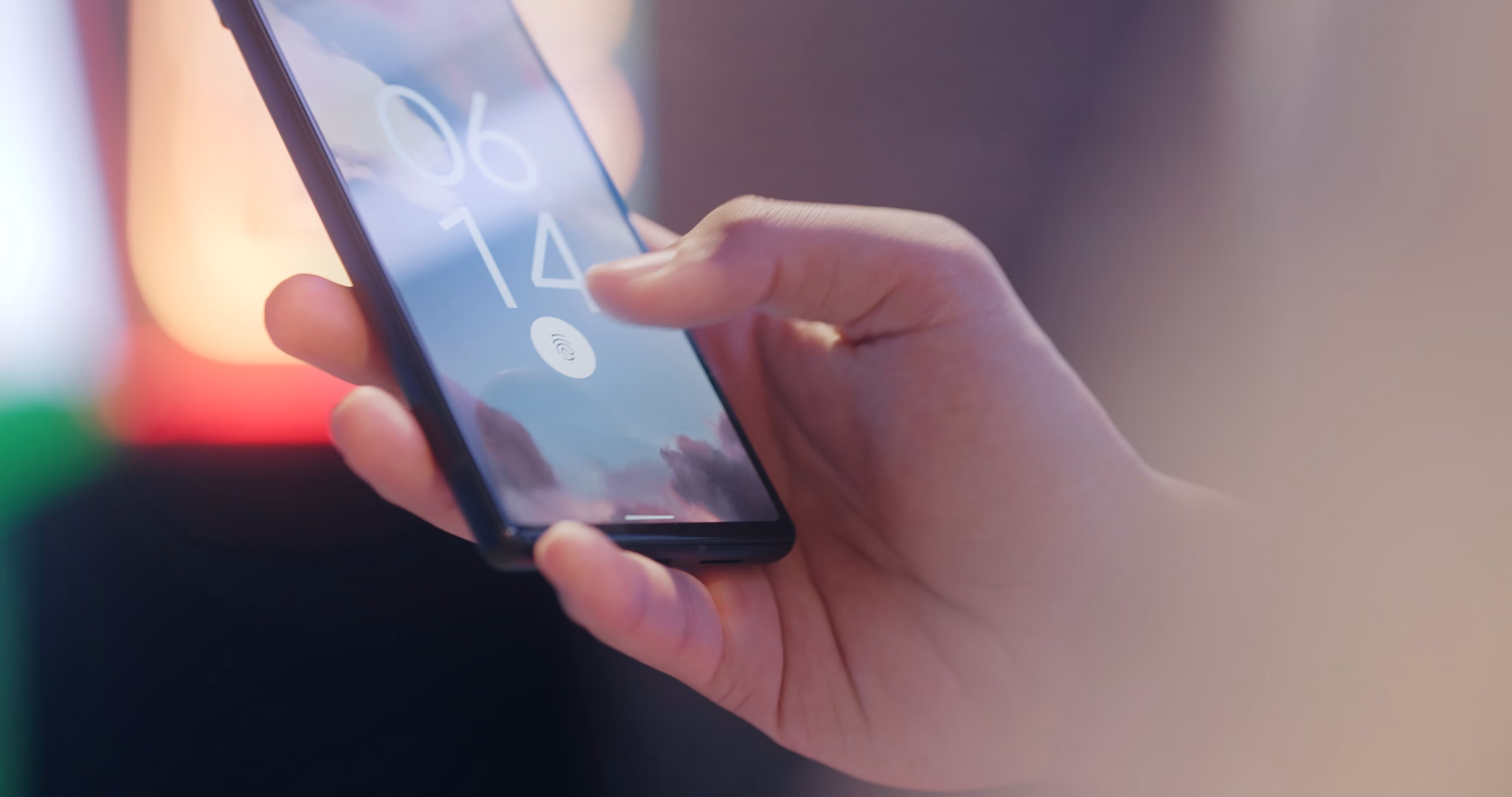 スマートフォンの指紋認証でロックを解除する様子