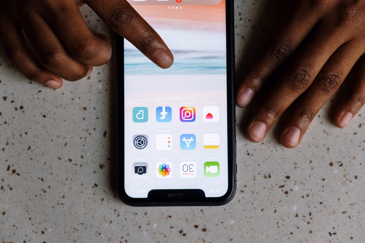 スマートフォンを操作する人物のイメージ