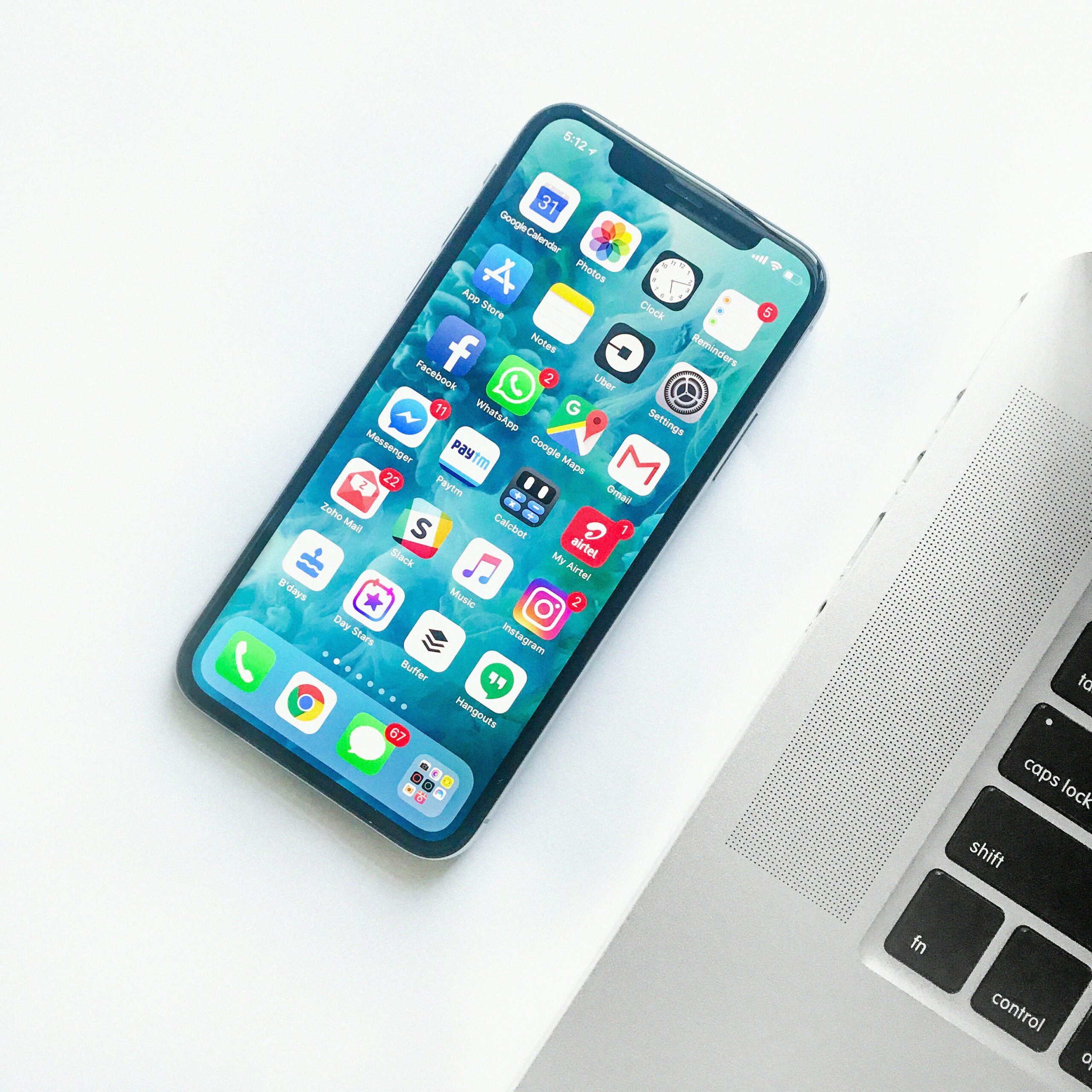 スマートフォンとノートパソコンを並べて操作している様子