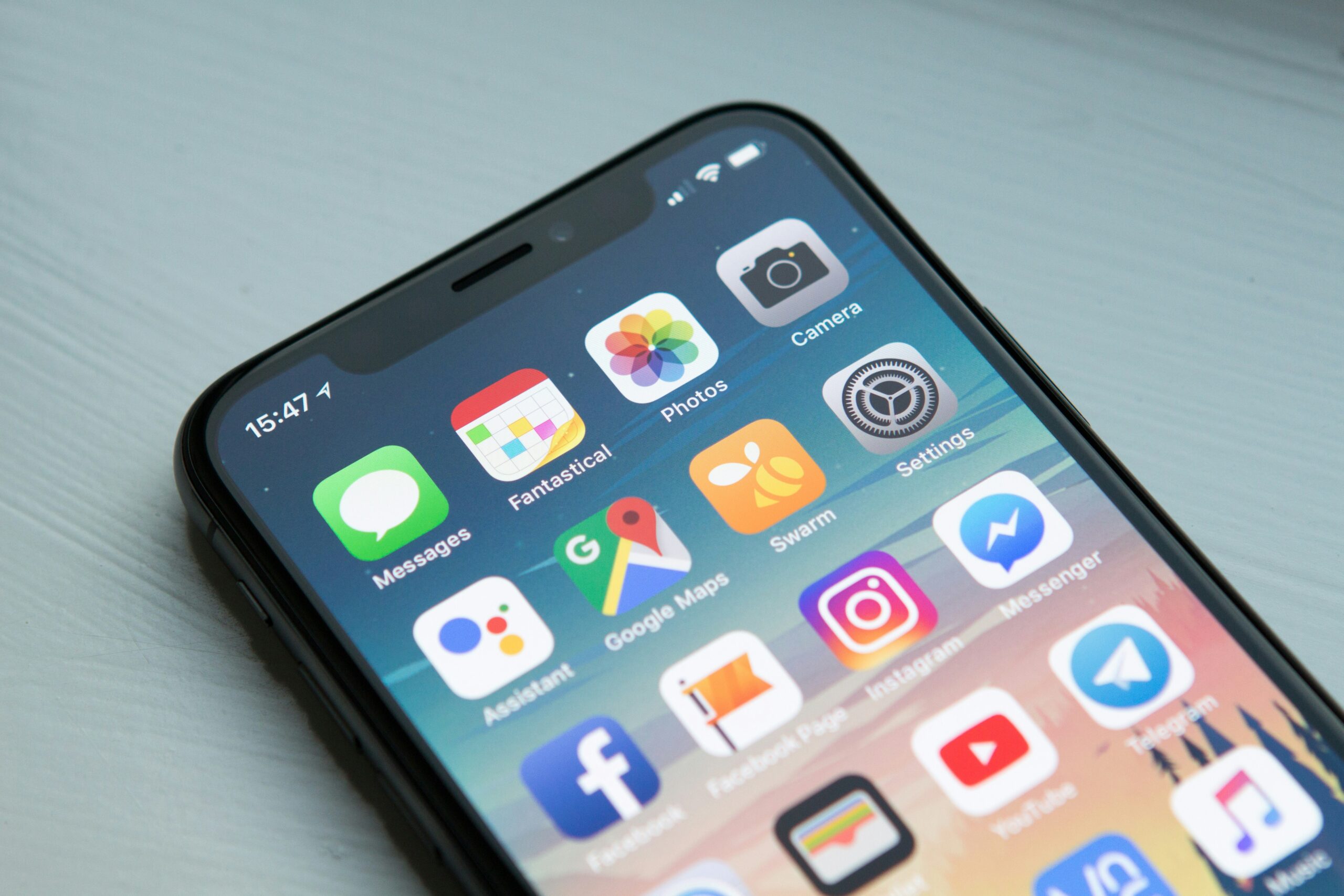 アプリのアイコンが並んだスマートフォンのホーム画面
