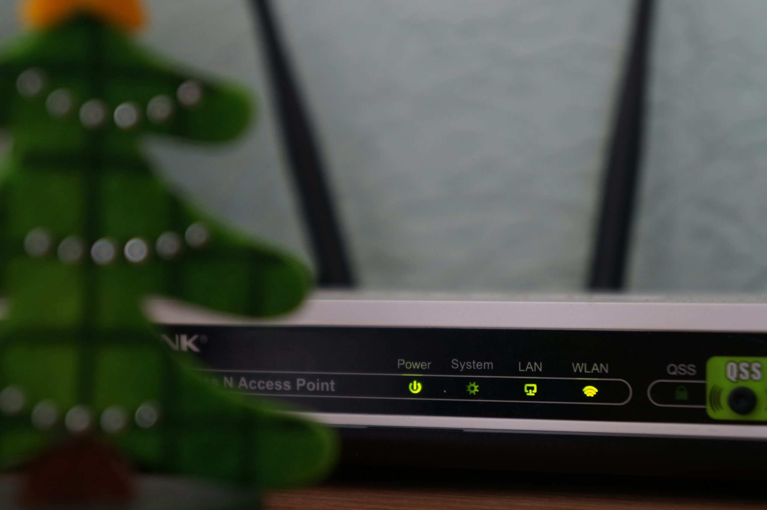 別機種のルーターのランプ表示パネル。Power・System・LAN・WLANの各LEDが緑点灯