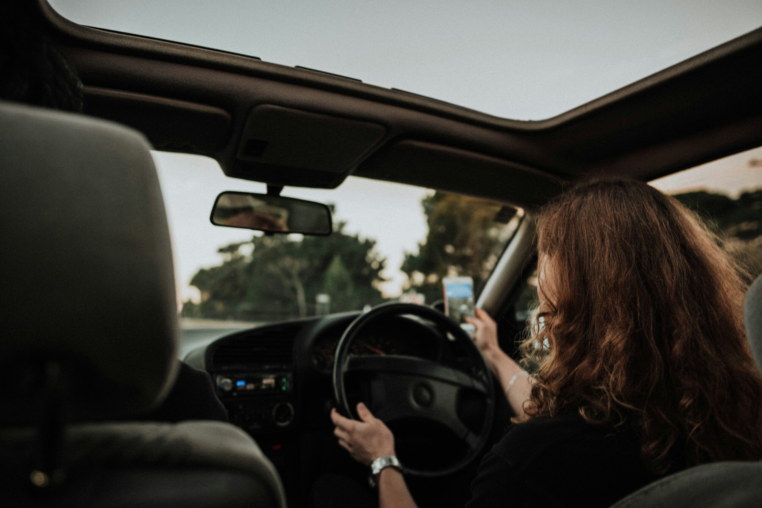 車を運転する女性(出典: Unsplash)
