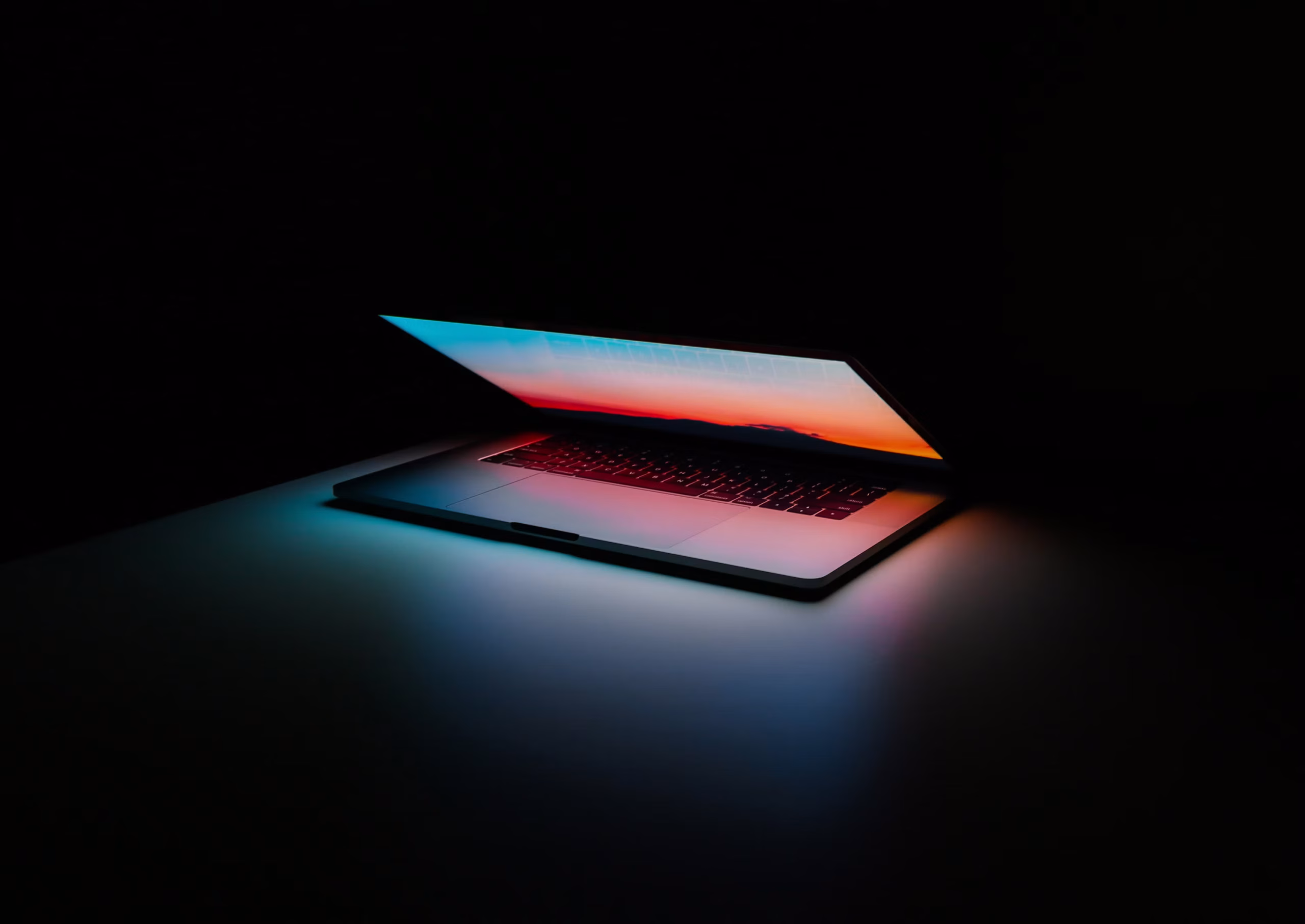 ノートPCの画面が暗転している様子