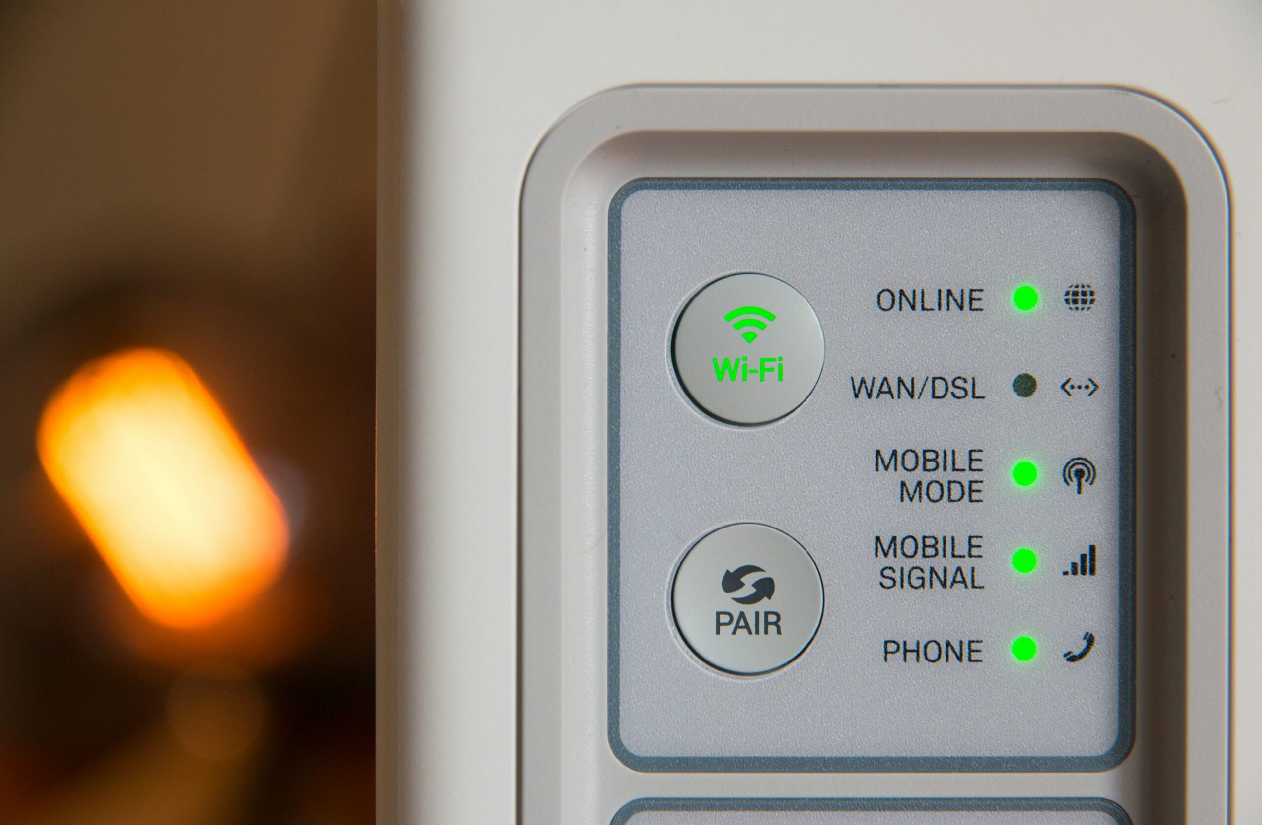 ルーターのランプ表示パネル。各LEDが緑点灯している