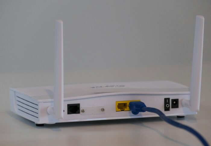 自宅Wi-Fiのパスワード（暗号化キー）を確認する方法｜ルーター本体・パソコン・スマホ別の手順