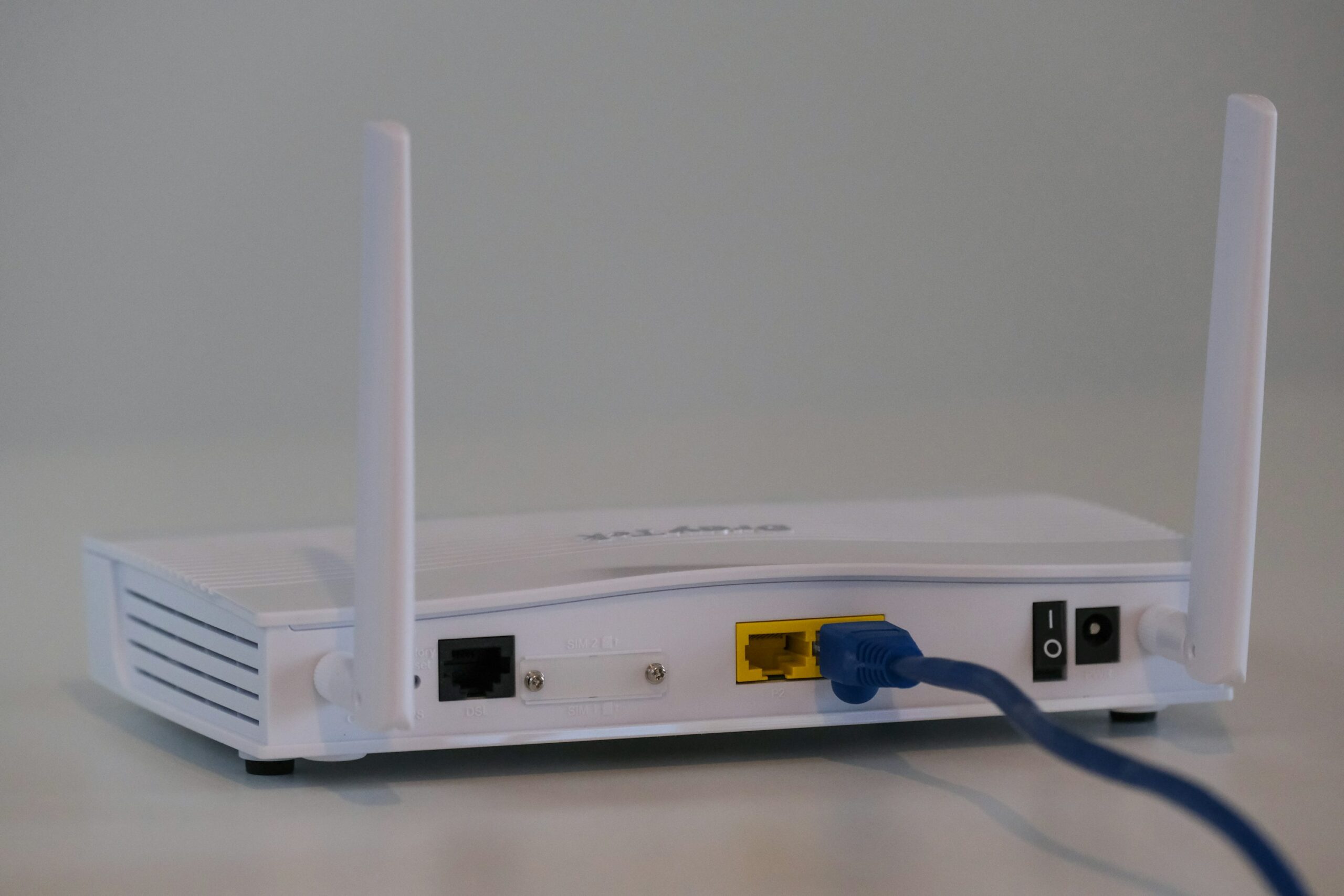 Wi-Fiルーター背面のアンテナとLANポート、電源スイッチ