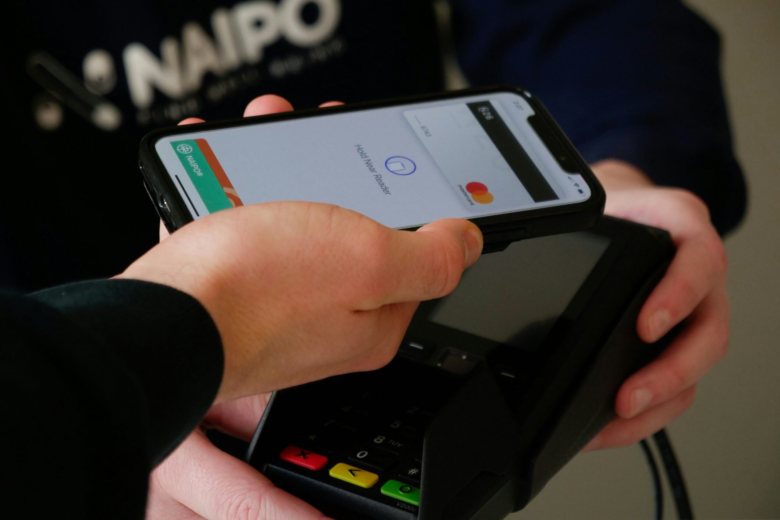 スマートフォンを操作する人の手元