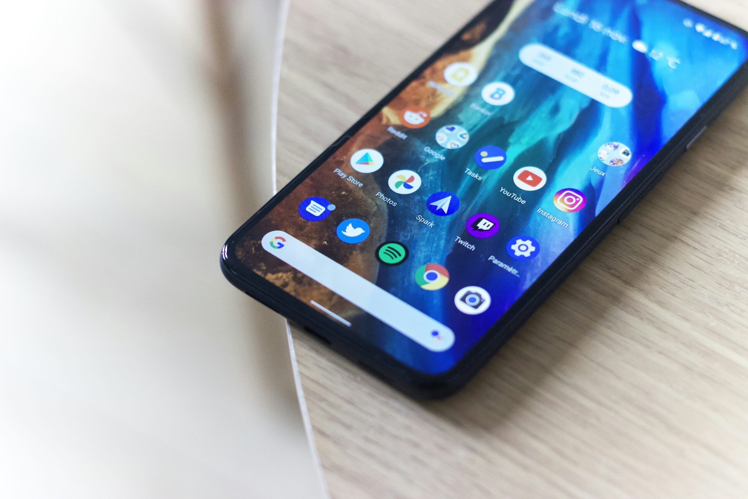 木目のテーブルに置かれたAndroidスマートフォン