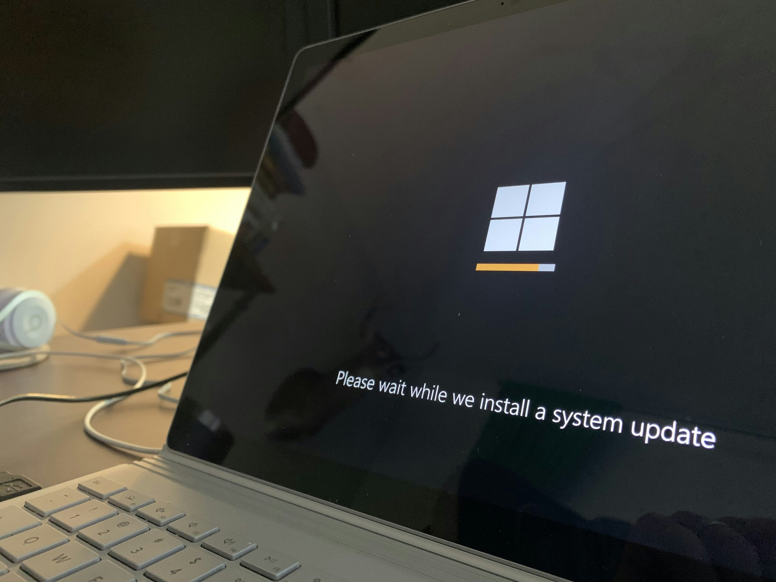 システムファイルの修復コマンドを実行するノートパソコンのイメージ