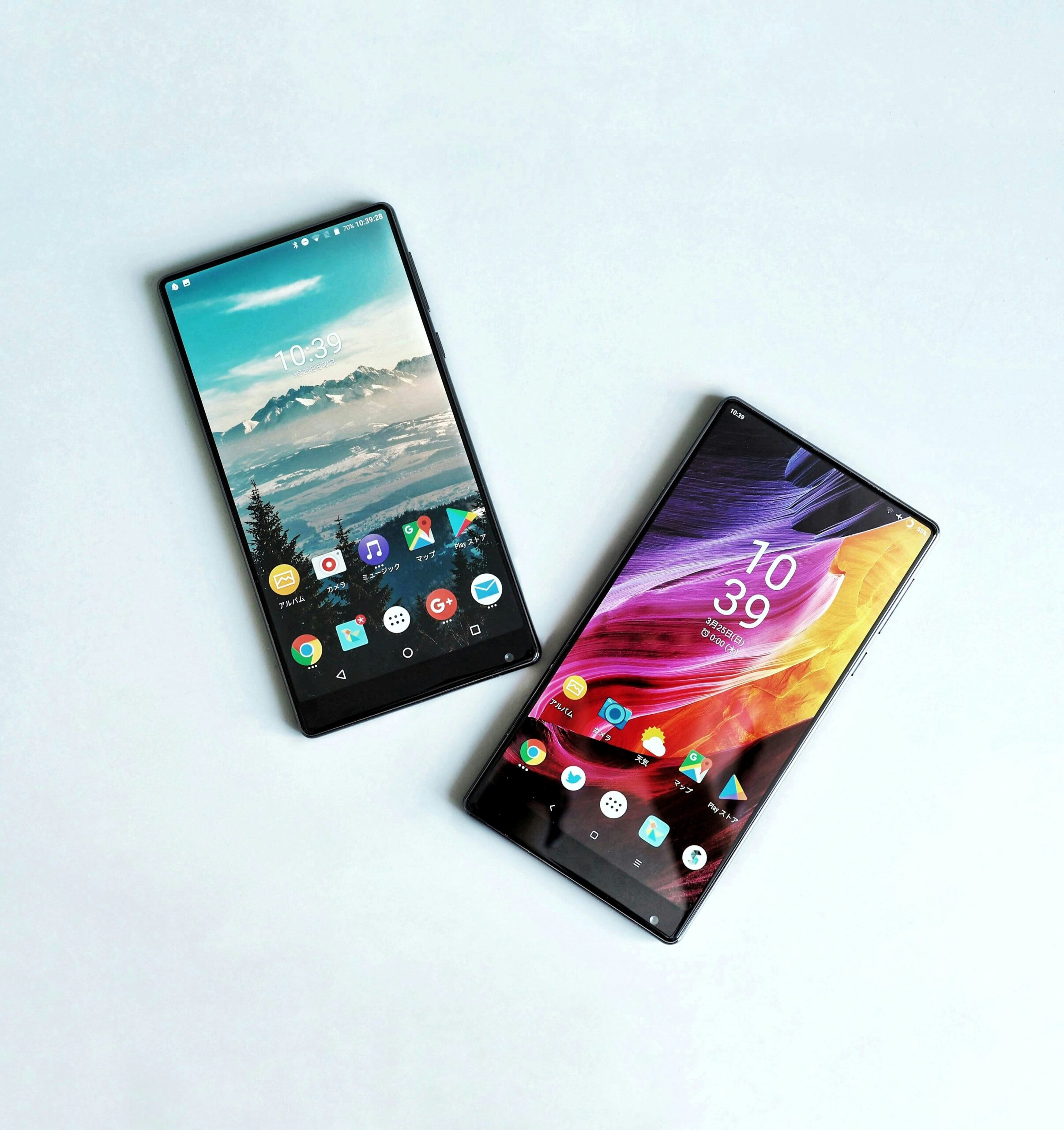 白い台の上に並んだ2台のスマートフォン