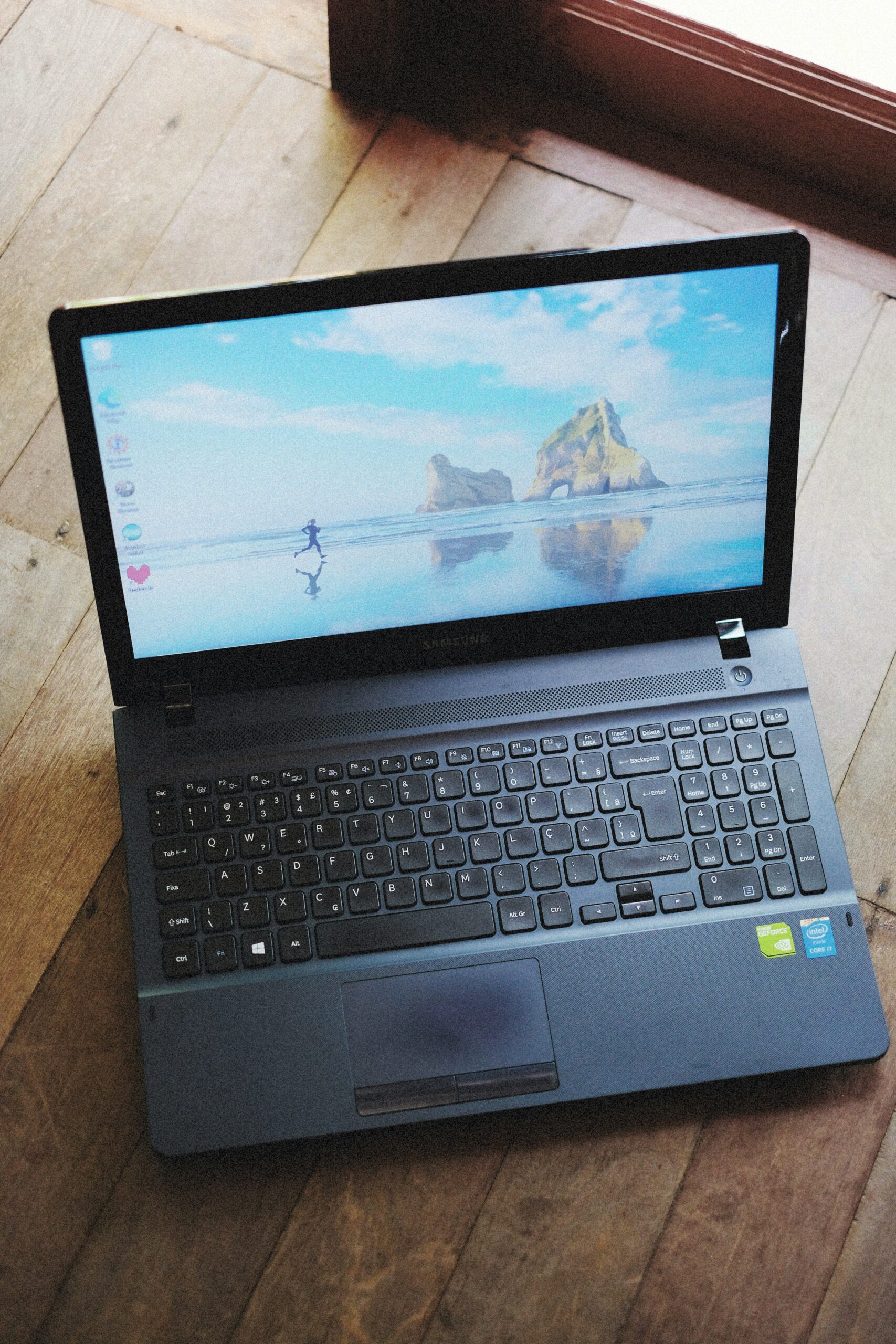 ノートPCで作業する手元