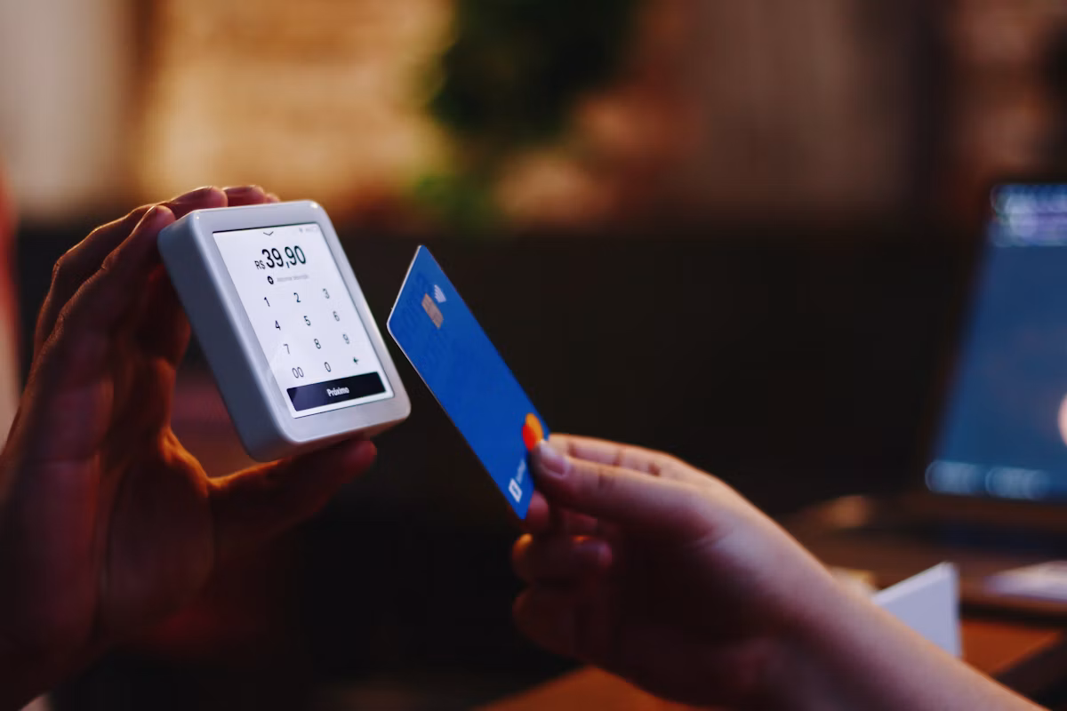スマートフォンとクレジットカードを手に持つイメージ
