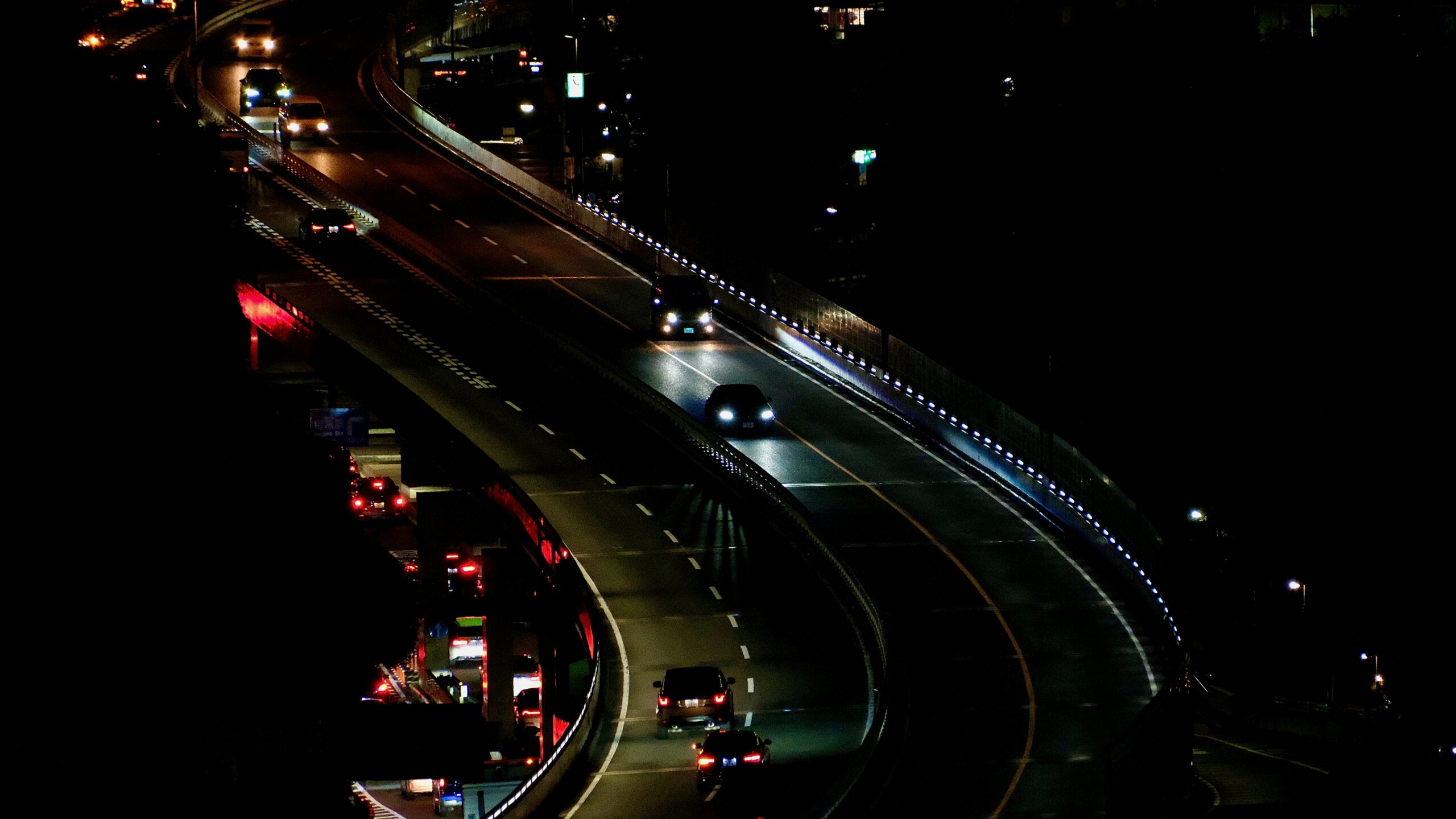 夜間の高速道路を走る車列