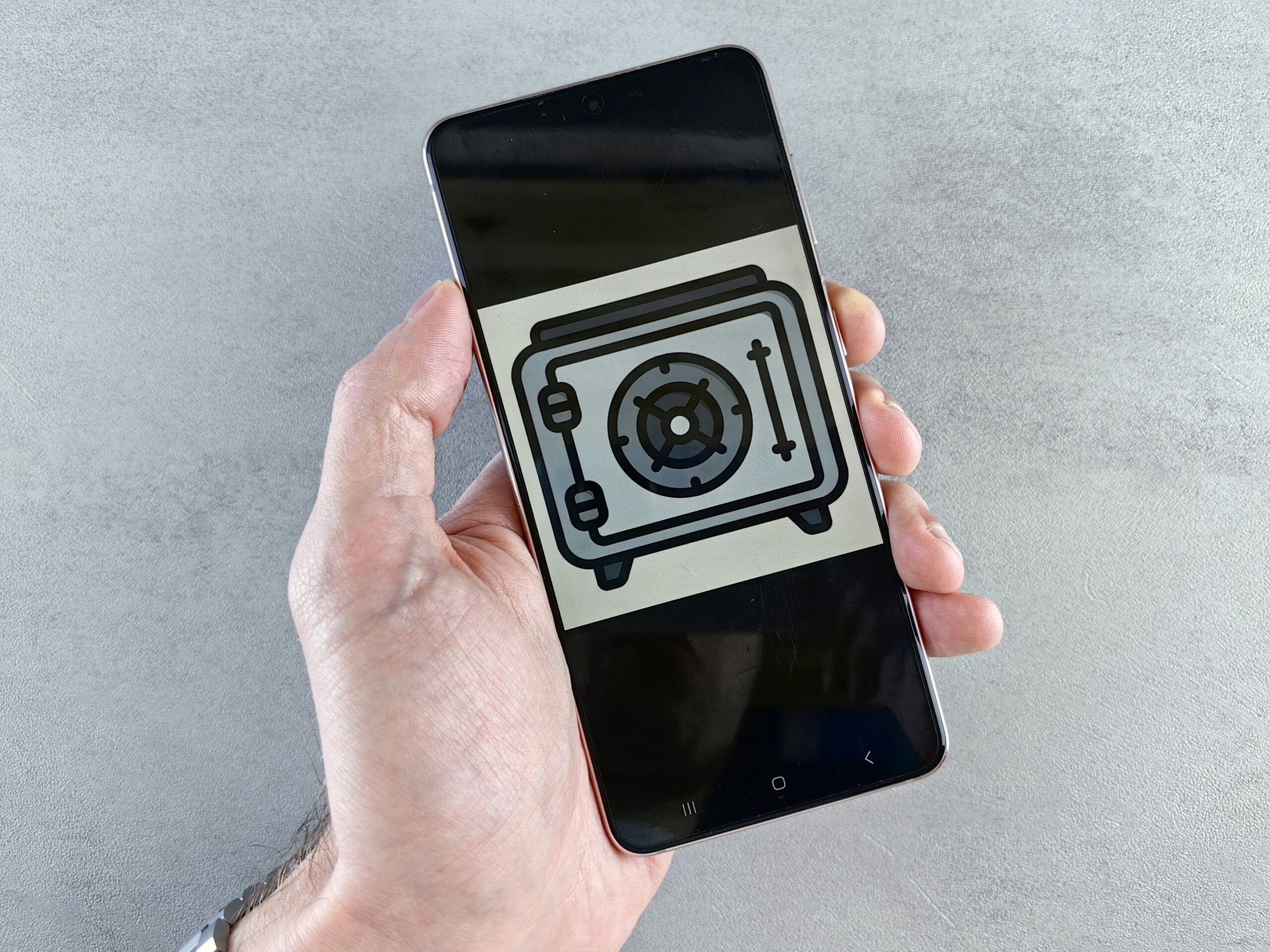 スマートフォンのカメラで写真を撮る手元(写真: Unsplash)